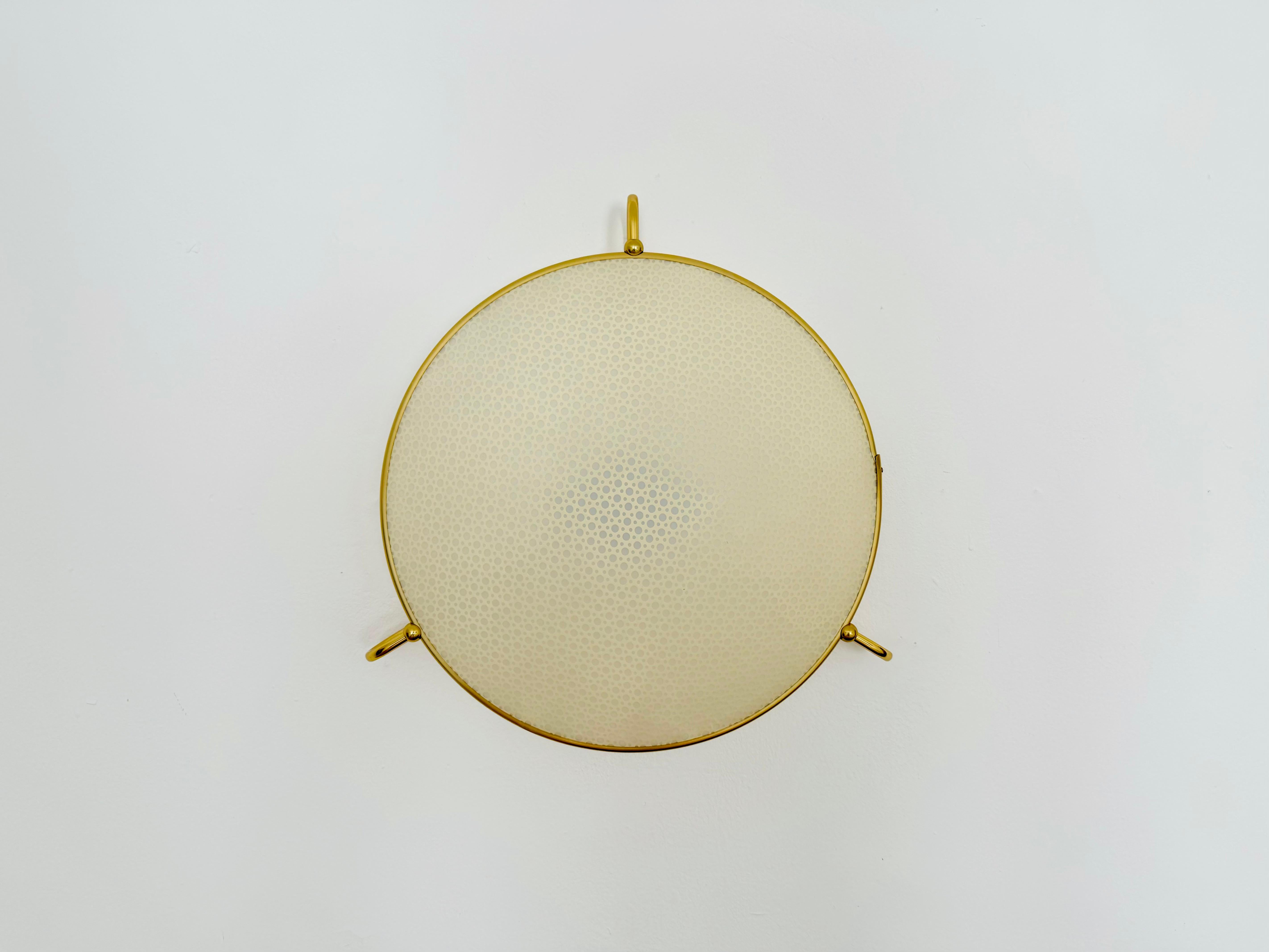 Très beau plafonnier des années 1950.
Un design magnifique et contemporain.
Un point fort pour chaque pièce.
Le motif du réflecteur en plastique rappelle un réseau viennois.

Fabricant : Erco

Condit :

Très bon état vintage avec peu de signes
