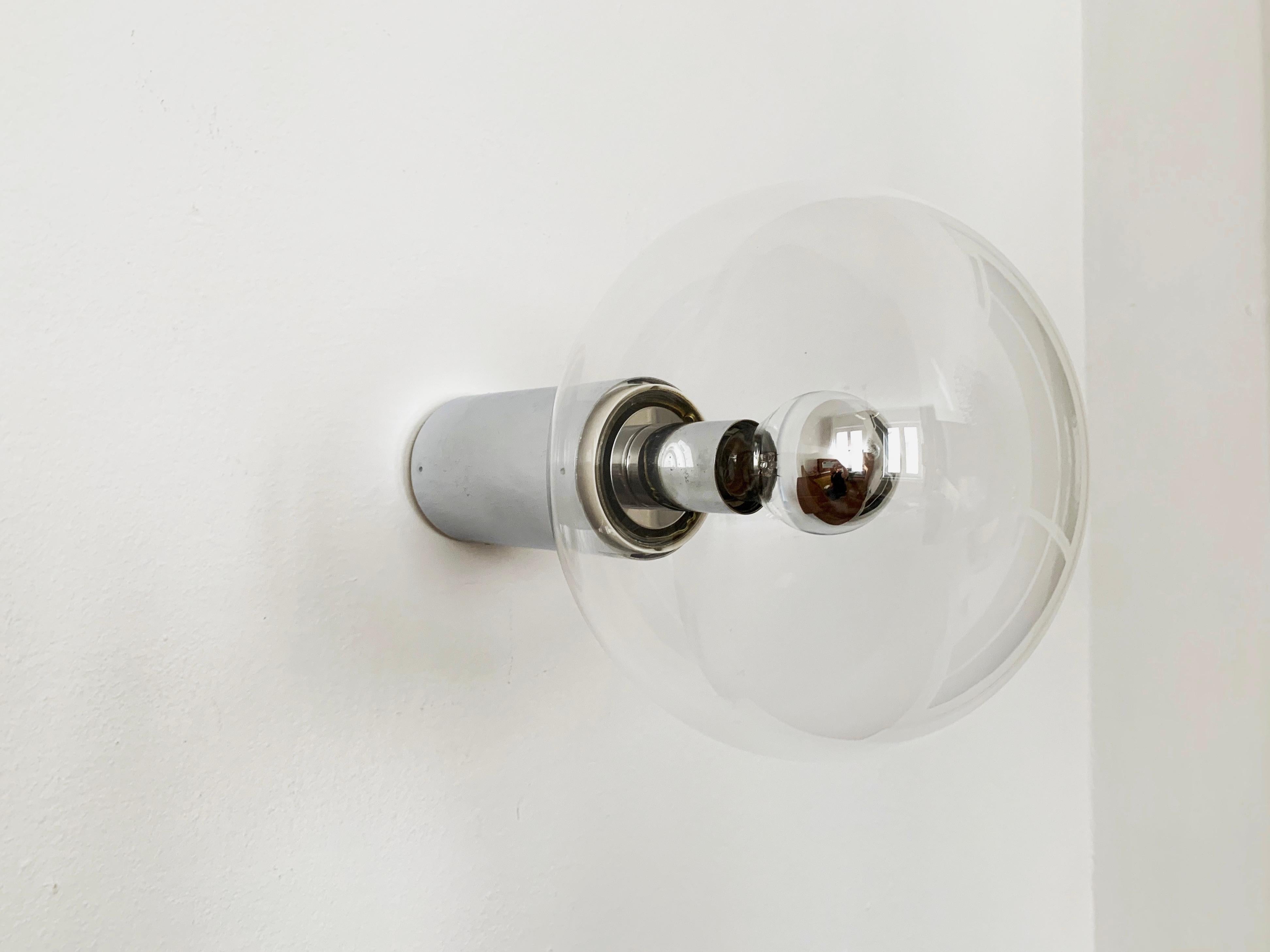 Très beau plafonnier des années 1970.
Un design très inhabituel et un véritable point fort pour chaque pièce.
L'effet lumineux de la lampe est extrêmement beau et étincelant.
Traitement de très haute qualité.

Fabricant : Personnel
Design/One :