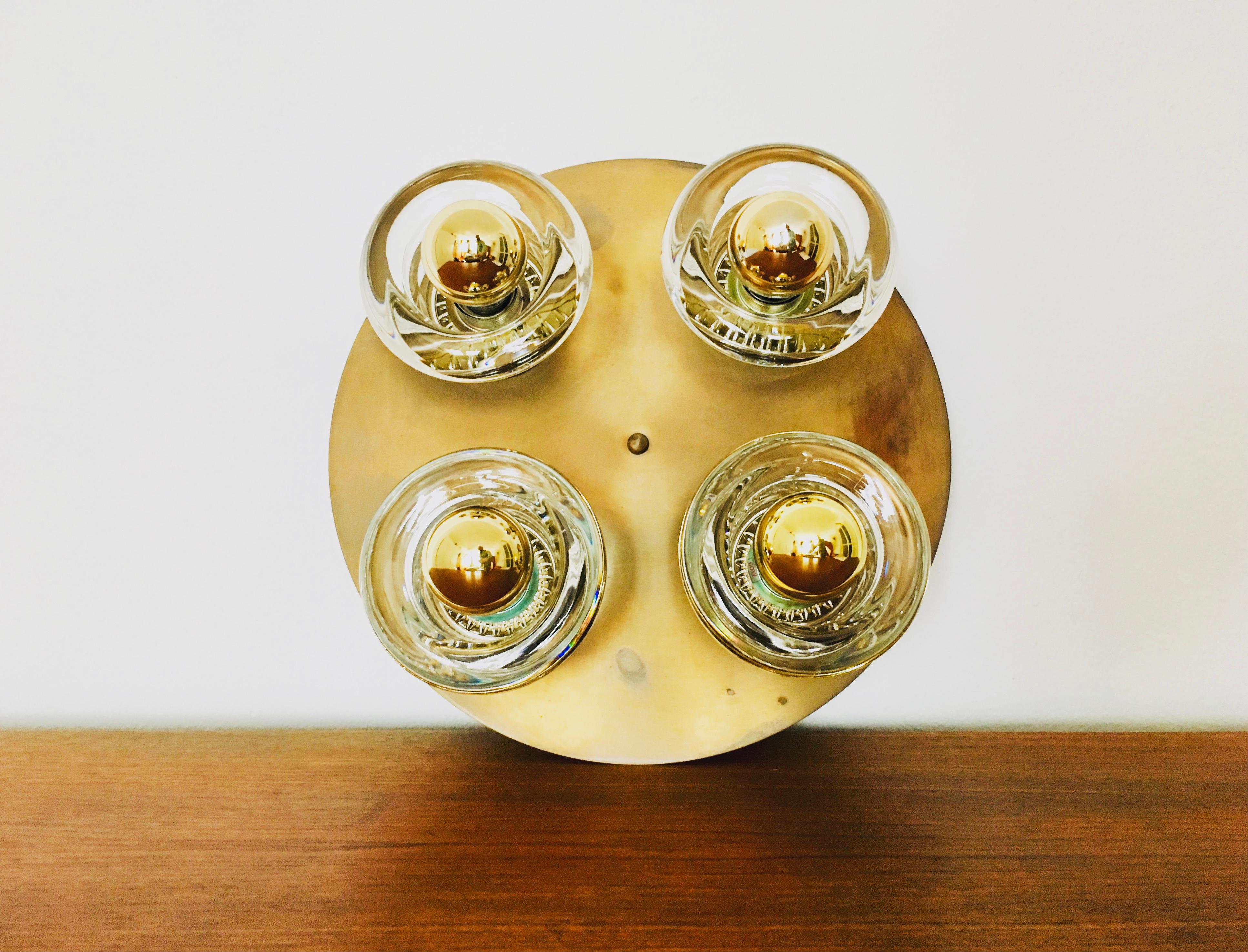 Wonderful wall lamp or ceiling lamp from the 1960s.
Very high quality and massive processing.
An enrichment for every home.
The design of the glasses creates an exciting, fiery play of light.

Manufacturer: Cosack

Condition:

Very good vintage