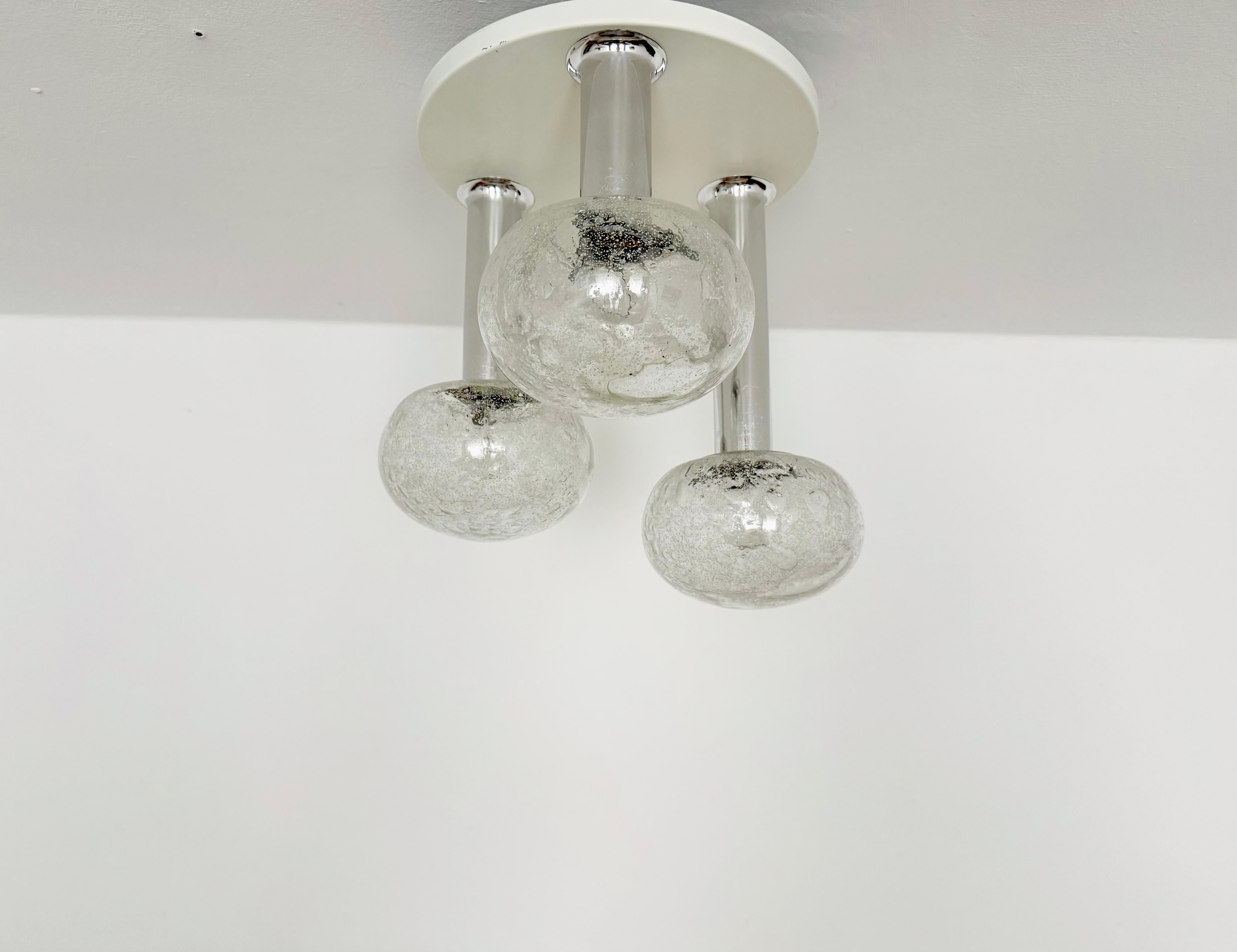 Very beautiful ice glass ceiling lamp by Doria from the 1960s.
Very elegant Hollywood Regency design with a fantastically glamorous aura.
The structure of the glass creates a very sparkling light.

Manufacturer: Doria

Condition:

Very good vintage