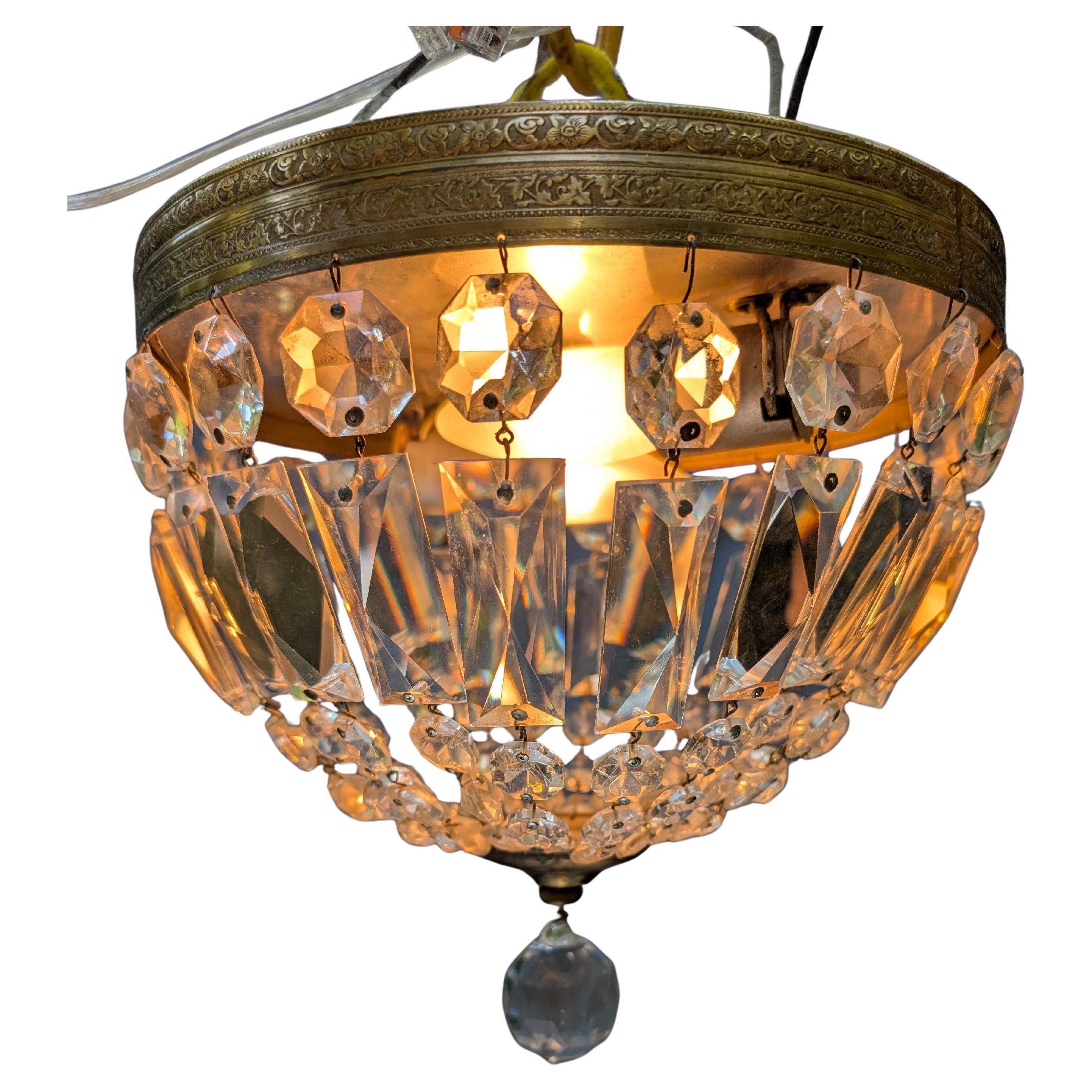 Luminaire affleurant en laiton et cristal
Tout est d'origine, y compris le câblage
Il est en état de marche.
Milieu du siècle 1940, 1950
2 douilles, ampoules à grand culot
Longueur totale d'environ 10