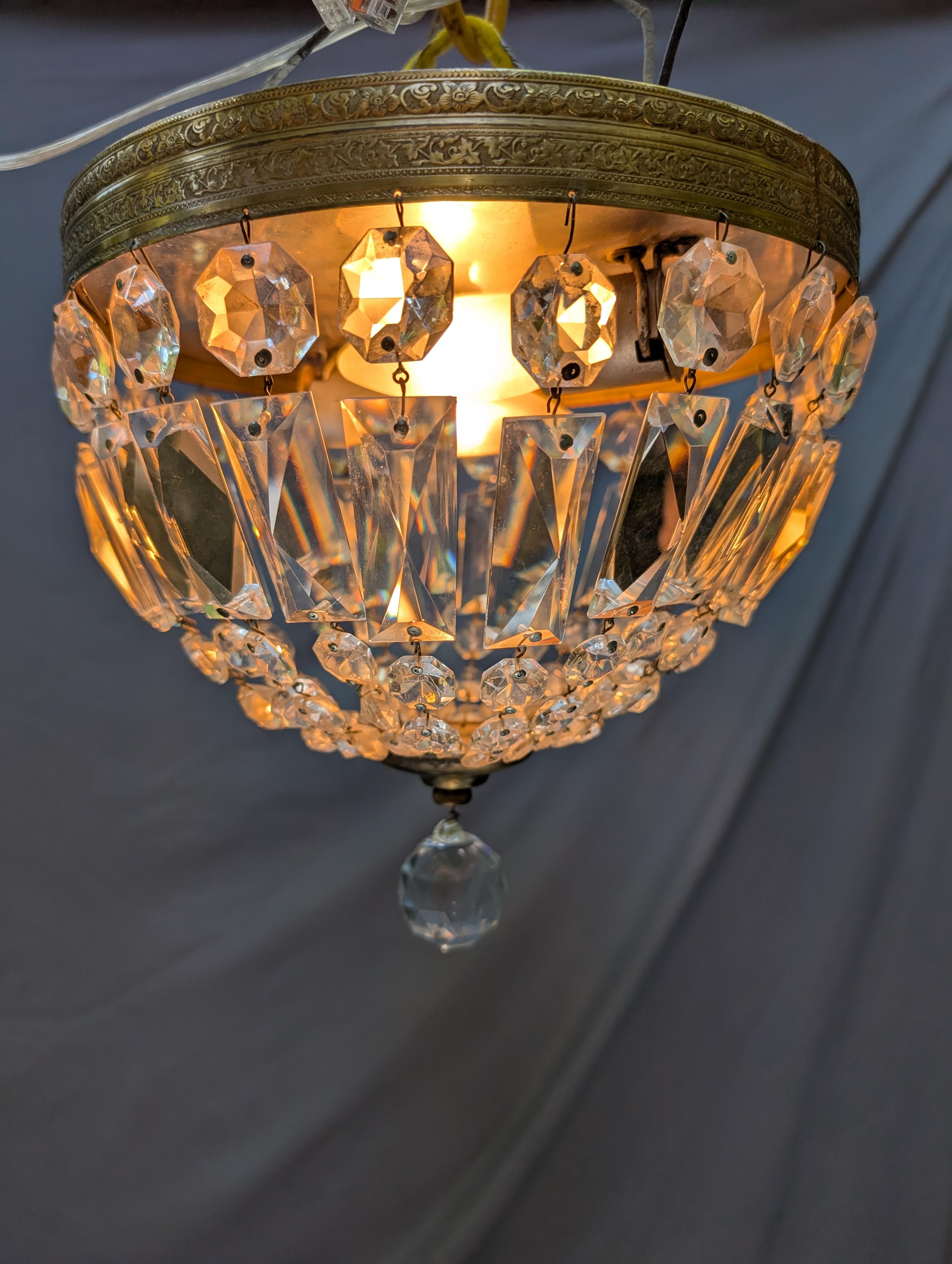 Luminaire affleurant en laiton et cristal Bon état - En vente à Cincinnati, OH