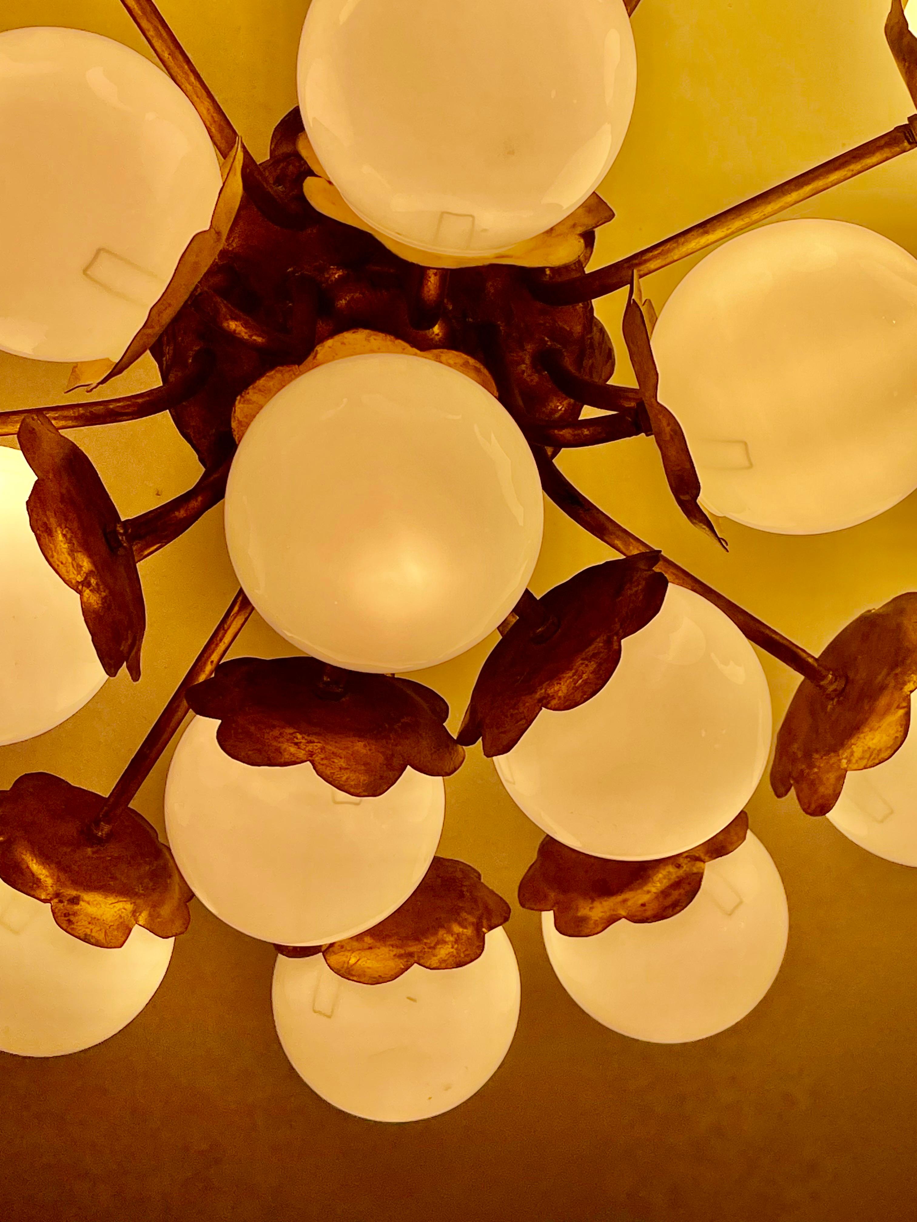 Colgante Brutalista 19 globos de cristal opalino y estructura de oro dorado , años 60 Español