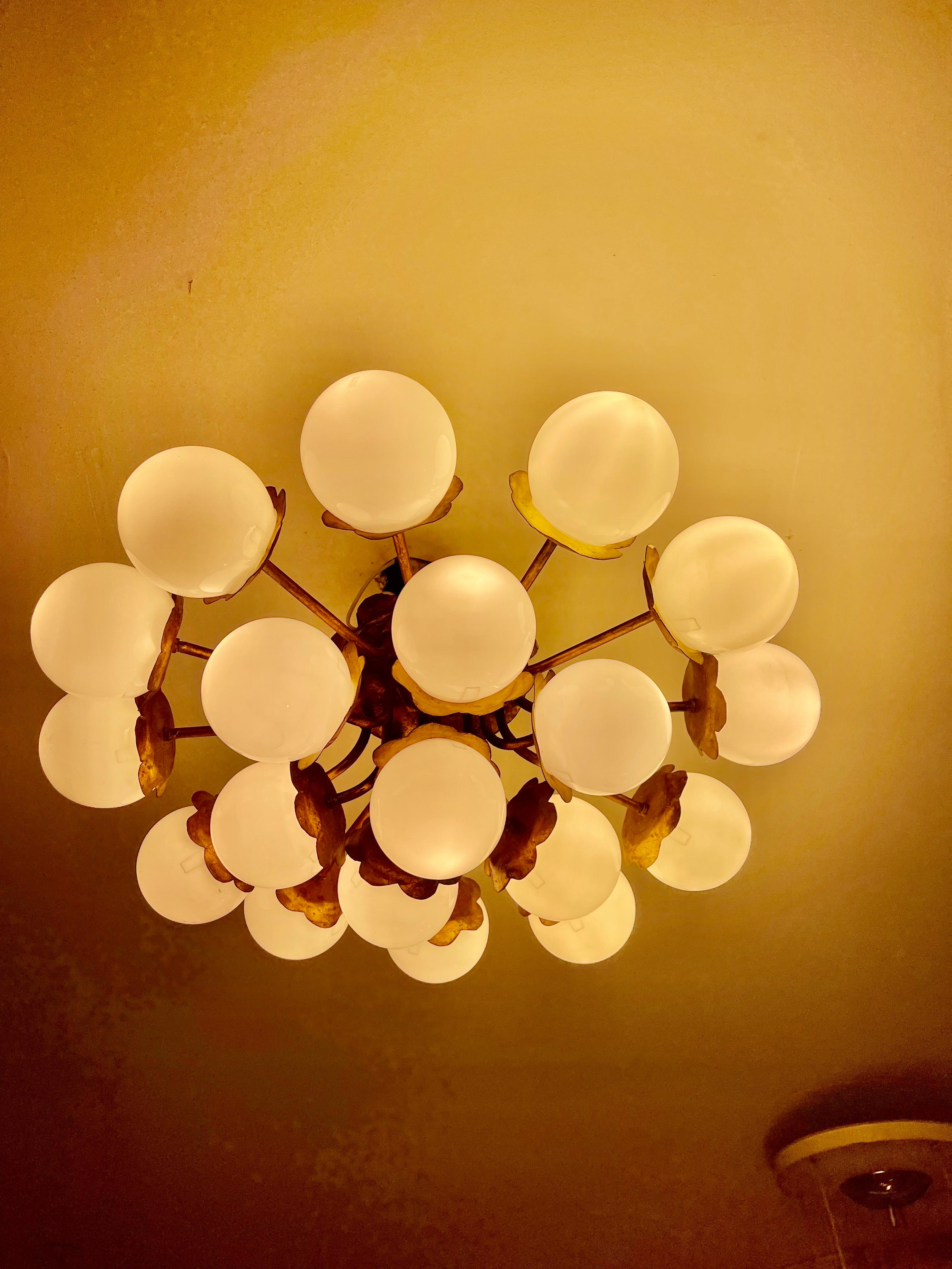 Colgante Brutalista 19 globos de cristal opalino y estructura de oro dorado , años 60 mediados del siglo XX