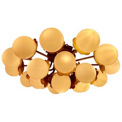 Colgante Brutalista 19 globos de cristal opalino y estructura de oro dorado , años 60