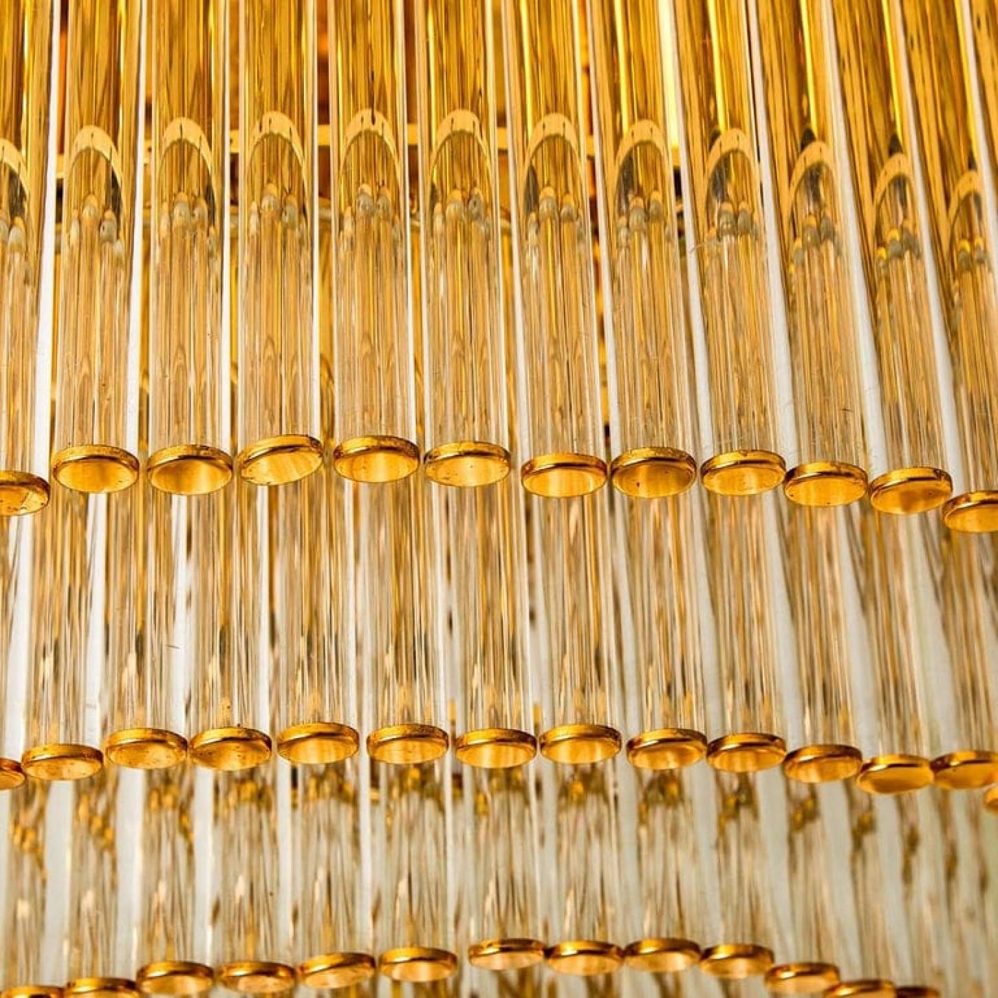 Merveilleux effet de lumière grâce à de jolis éléments en verre. En très bon état vintage et prêt à l'emploi.

La lampe nécessite 13X E14 de 30 Watts chacune. Compatibilité avec les diodes électroluminescentes.

