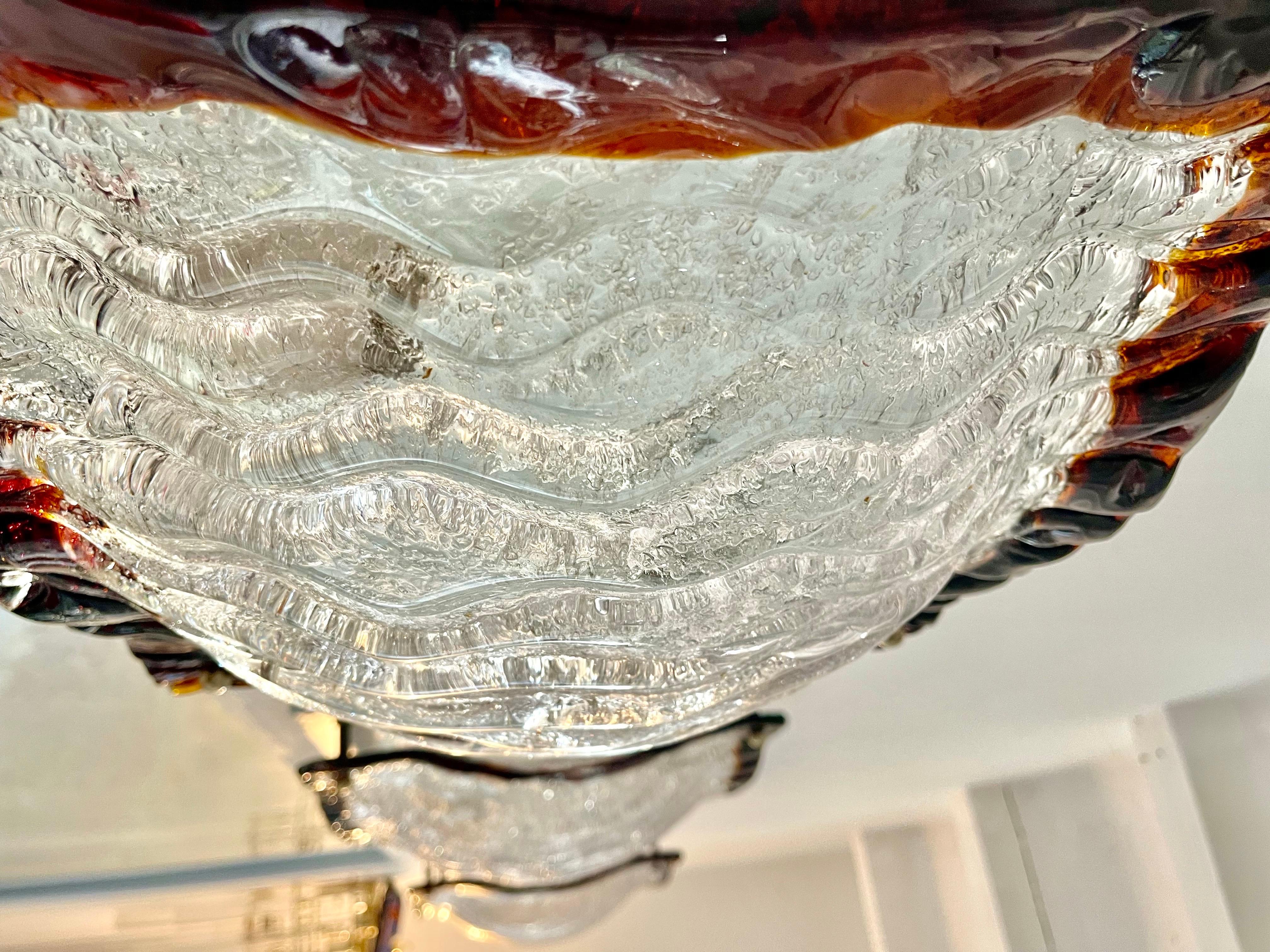 Ensemble exceptionnel d'affleurements mazzega  grand verre bicolore Murano avec structure. Le design et la qualité du verre font de cette pièce le meilleur du design italien.
Cet ensemble unique de mazzega Flush Mount in bicolore glass murano est