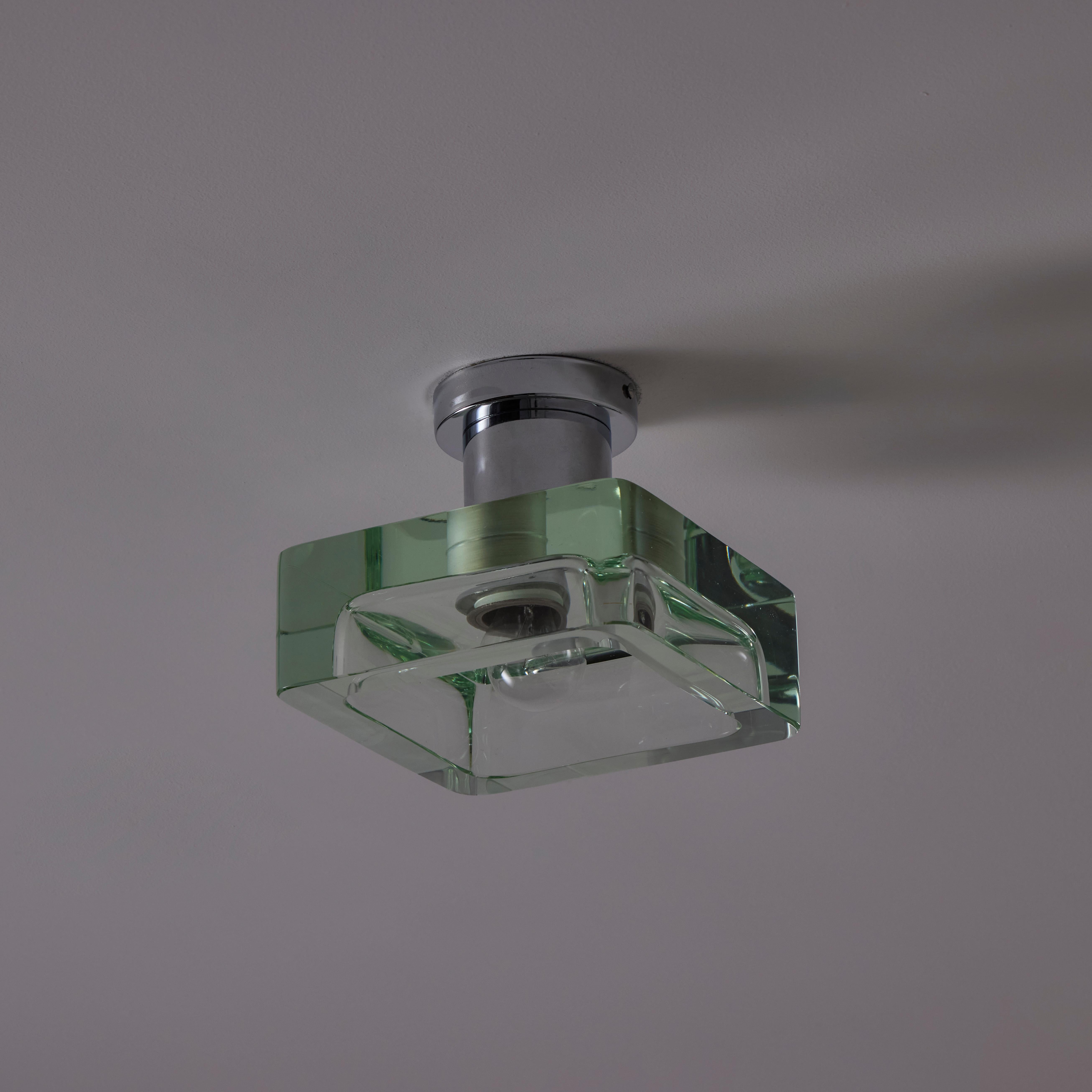 Monture affleurante de Seguso (A.I.C., c. 1960)

Magnifique carré de verre lourd avec boîtier chromé. Cette lampe est dotée d'une douille simple de type E27, adaptée aux États-Unis. Nous recommandons une ampoule de 40w max ou un équivalent LED.