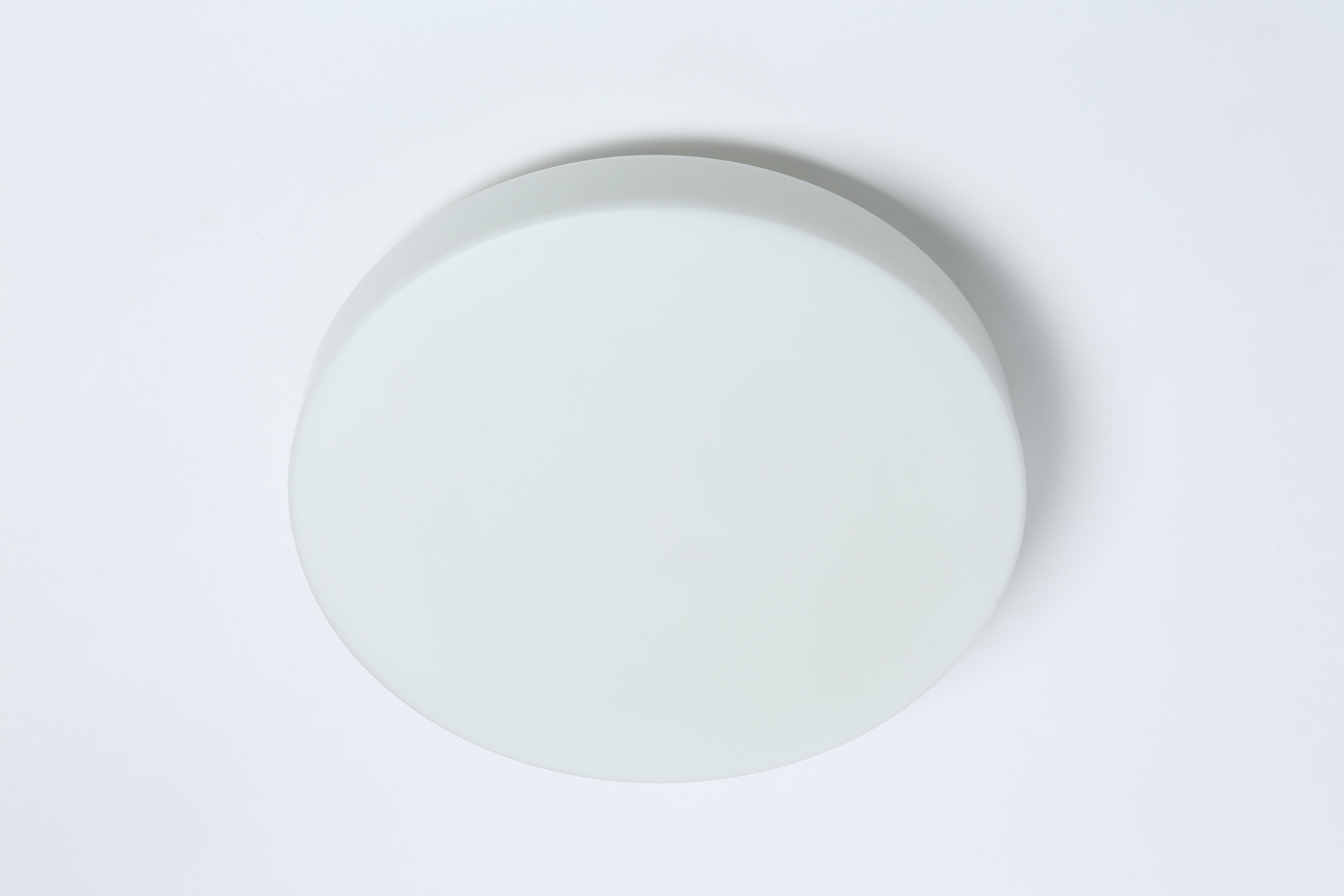 Montage encastré par Staff Extra Large.
Verre opalin, plastique.
Fabriqué en Allemagne dans les années 1970
Rewired for US.

Nous sommes fiers de redonner aux luminaires anciens toute leur splendeur.
Chez Illustris Lighting, notre objectif principal