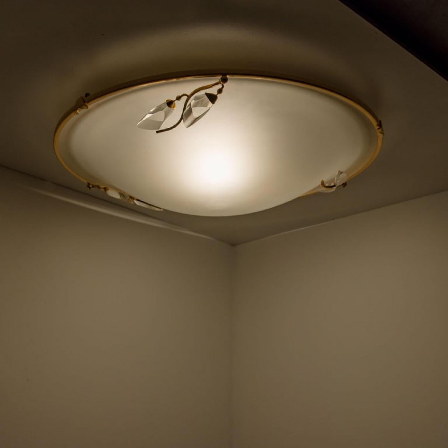High-end gilded brass flush mount by Stilkronen, made in Italy, circa 1975. The glass plate refract light beautifully and are perfect for a soft, warm and welcoming glow in the room.

Good cleaned, well wired, in full working order and ready to