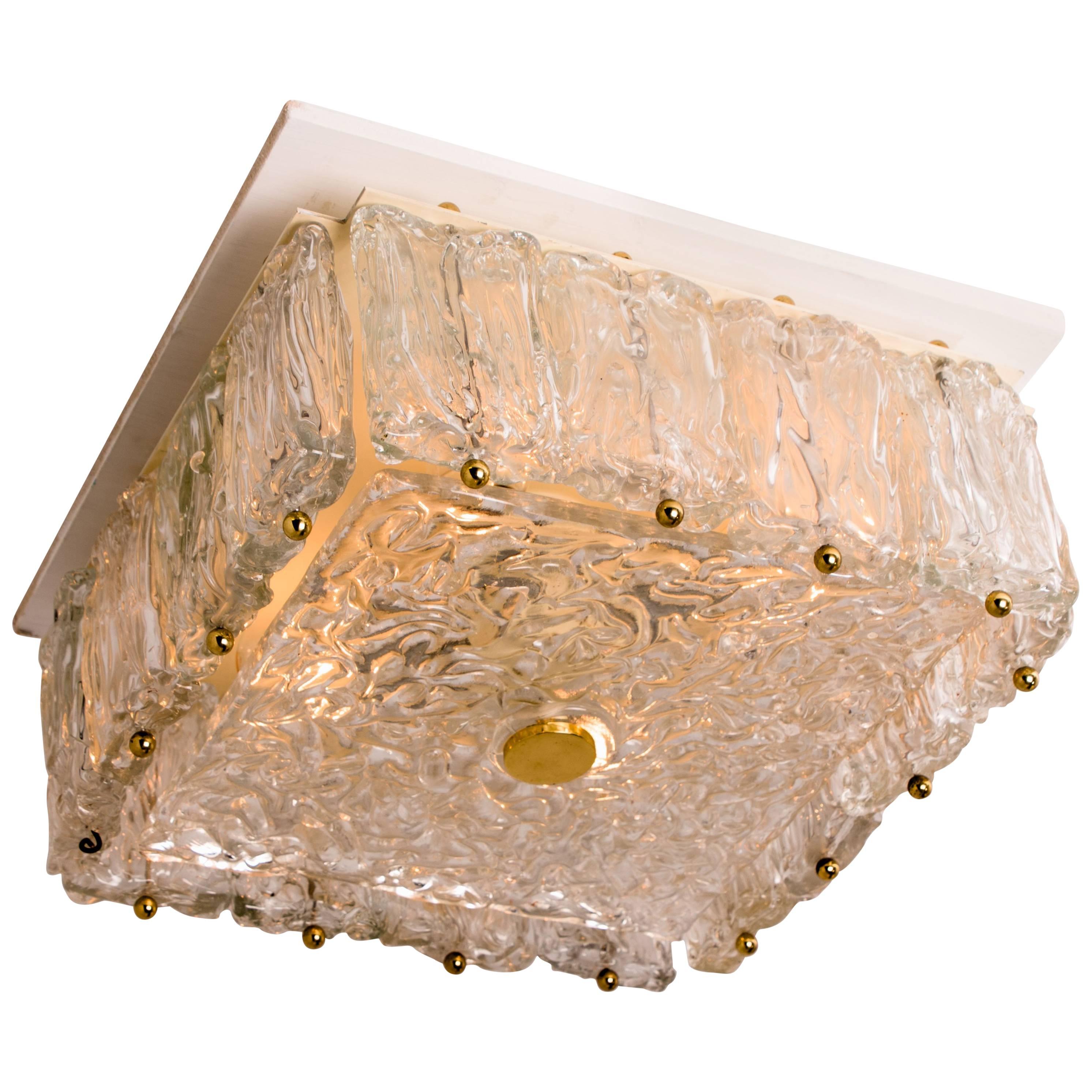 Luminaire en verre de glace texturé de style moderne du milieu du siècle, fabriqué par le fabricant allemand Vereinigte Wekstätten, vers 1965. Ce plafonnier vintage, souvent attribué par erreur à Kalmar, présente un verre épais et des détails en