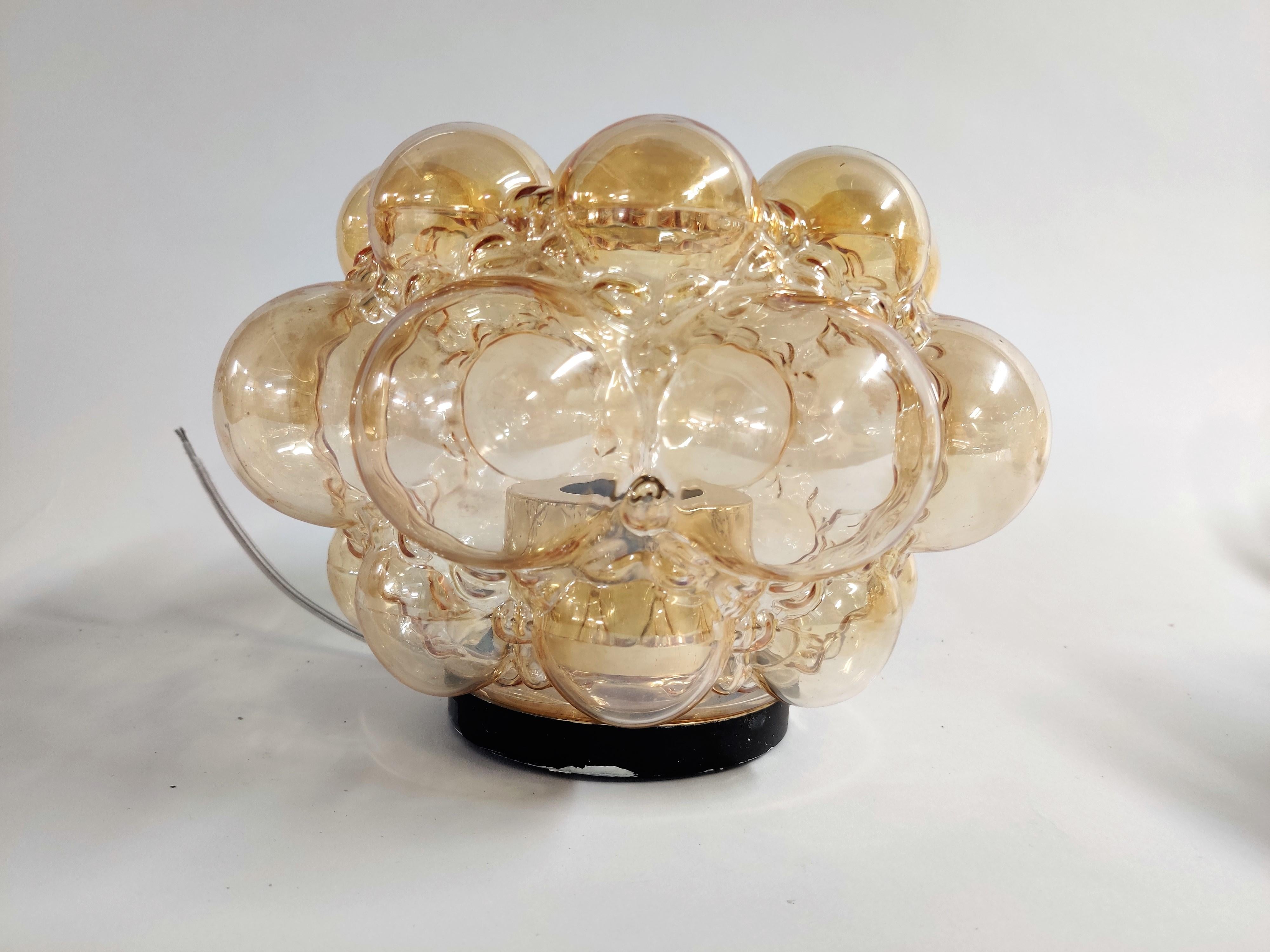 Flush mount ceiling light with 'bubble' glass amber colored designed by Helena Tynell for Glashütte Limburg.

Emits a beautiful warm and diffuse light.

Brass shade holders

1960s, Germany

Tested and ready to use with a regular E27 light
