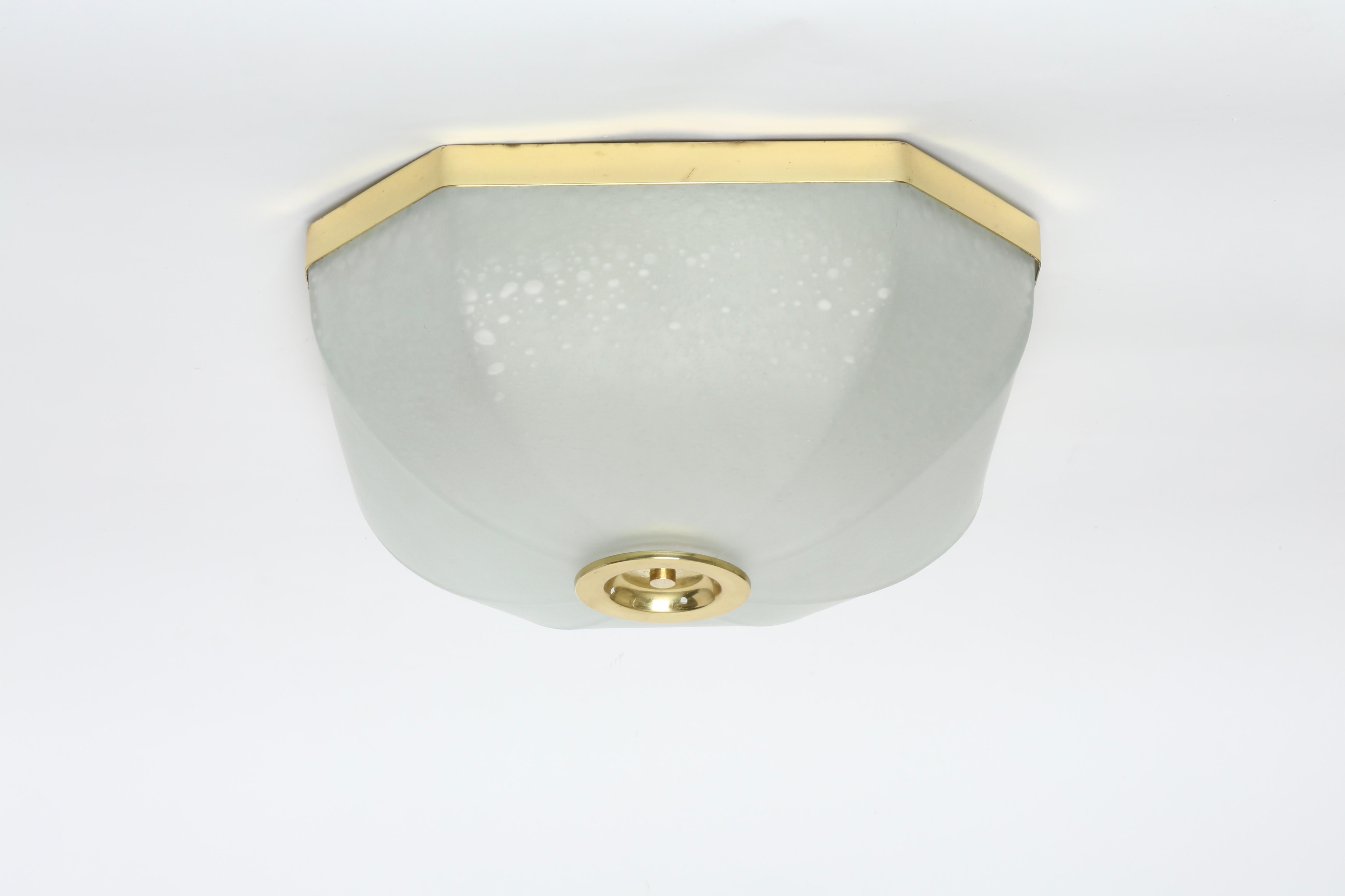 Flush mount ceiling light by Lumi.
Made in Italy, in 1950s.
Label present.
Four standard Edison bulbs.
Complimentary US rewiring upon request.
Two flush mounts available.

We take pride in bringing vintage fixtures to their full glory again.
At