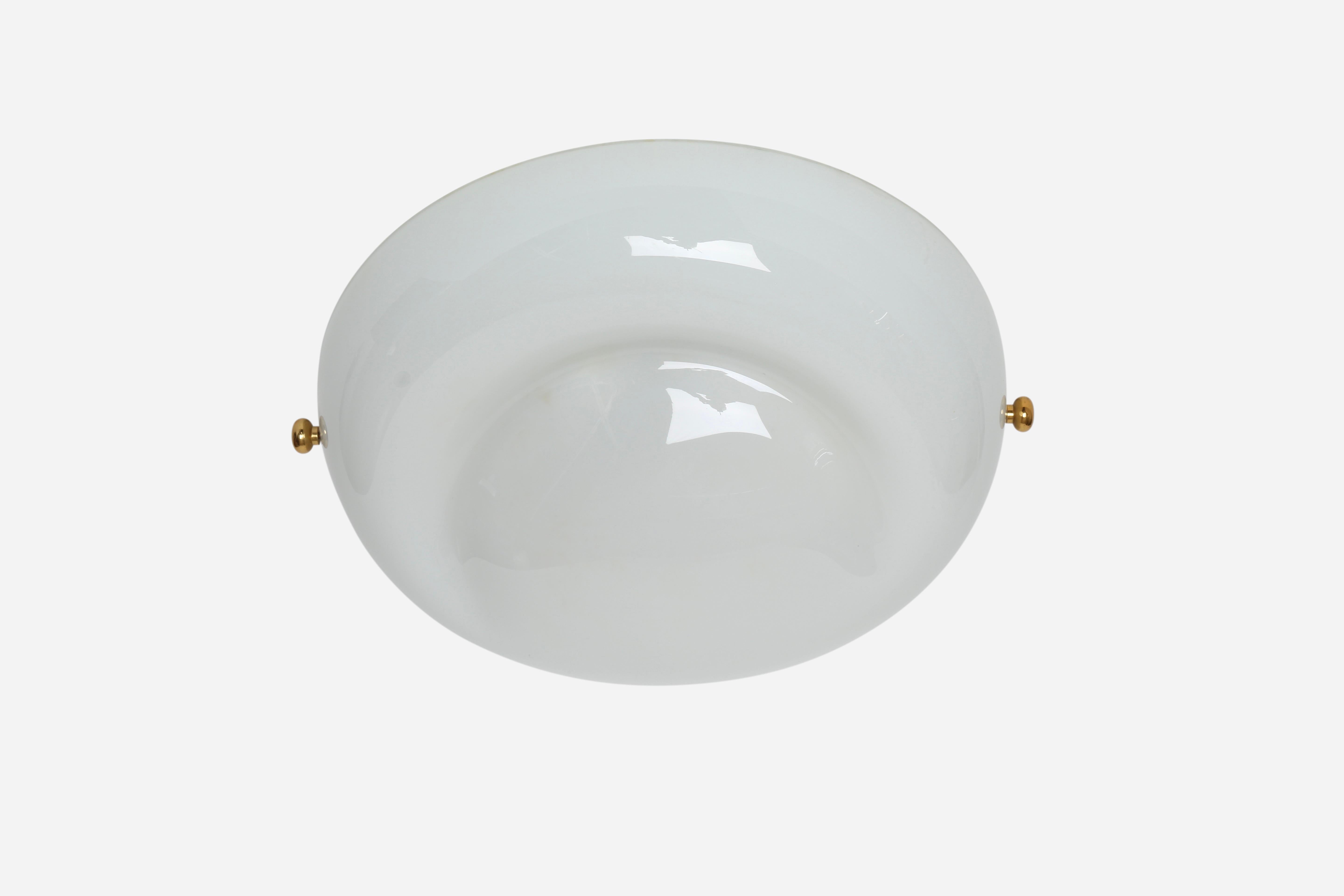 Flush mount ceiling light by Vistosi.
Designed and manufactured in Italy, 1970s
Hand blown glass, brass, enameled metal.
Complimentary US rewiring upon request.