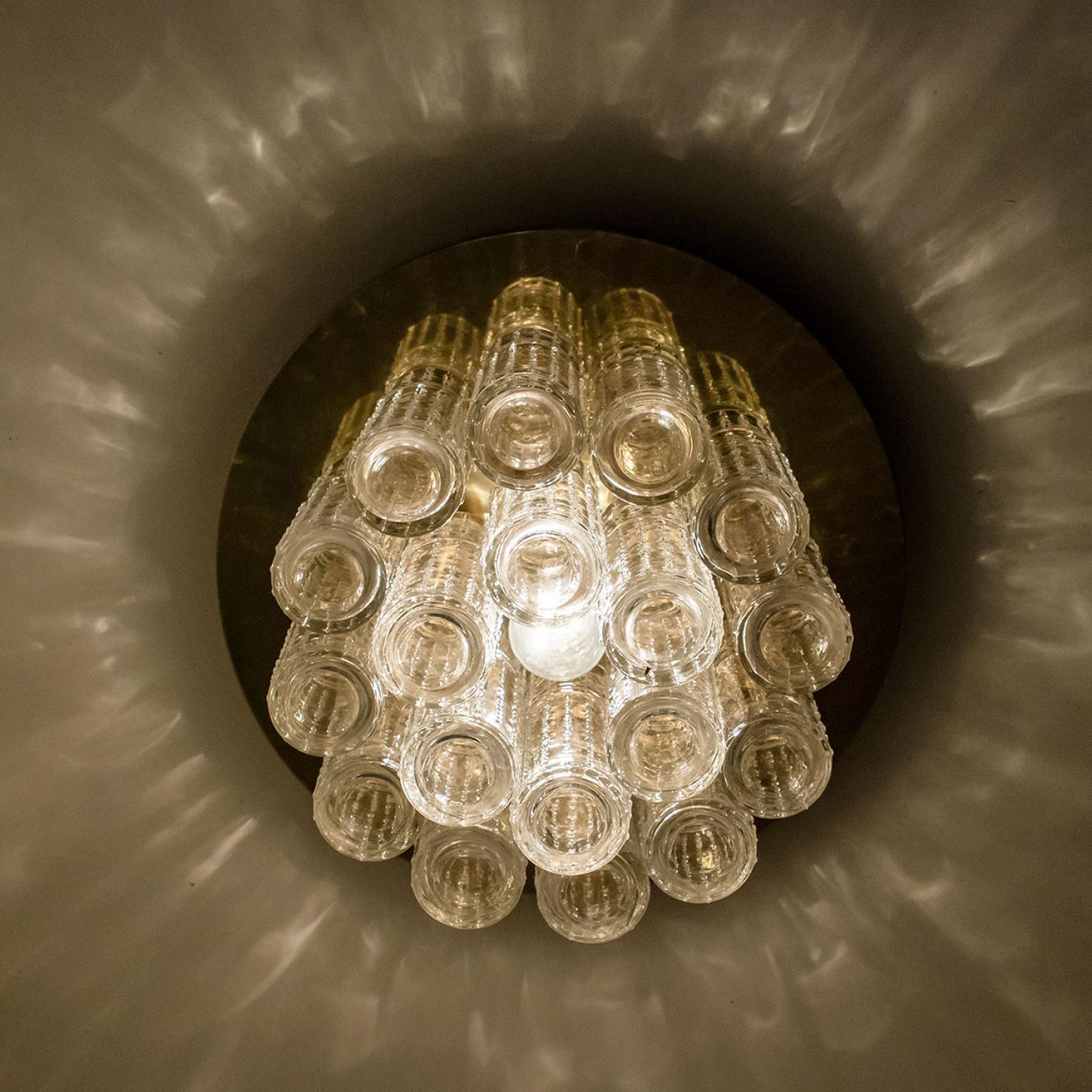 Uno dei due straordinari lampadari da incasso con 18 prismi pendenti in vetro cavo testurizzato soffiato a mano montati su una struttura in ottone.

Prodotto da Glashütte Limburg in Germania con il numero di modello 3170 e disegnato da Boris