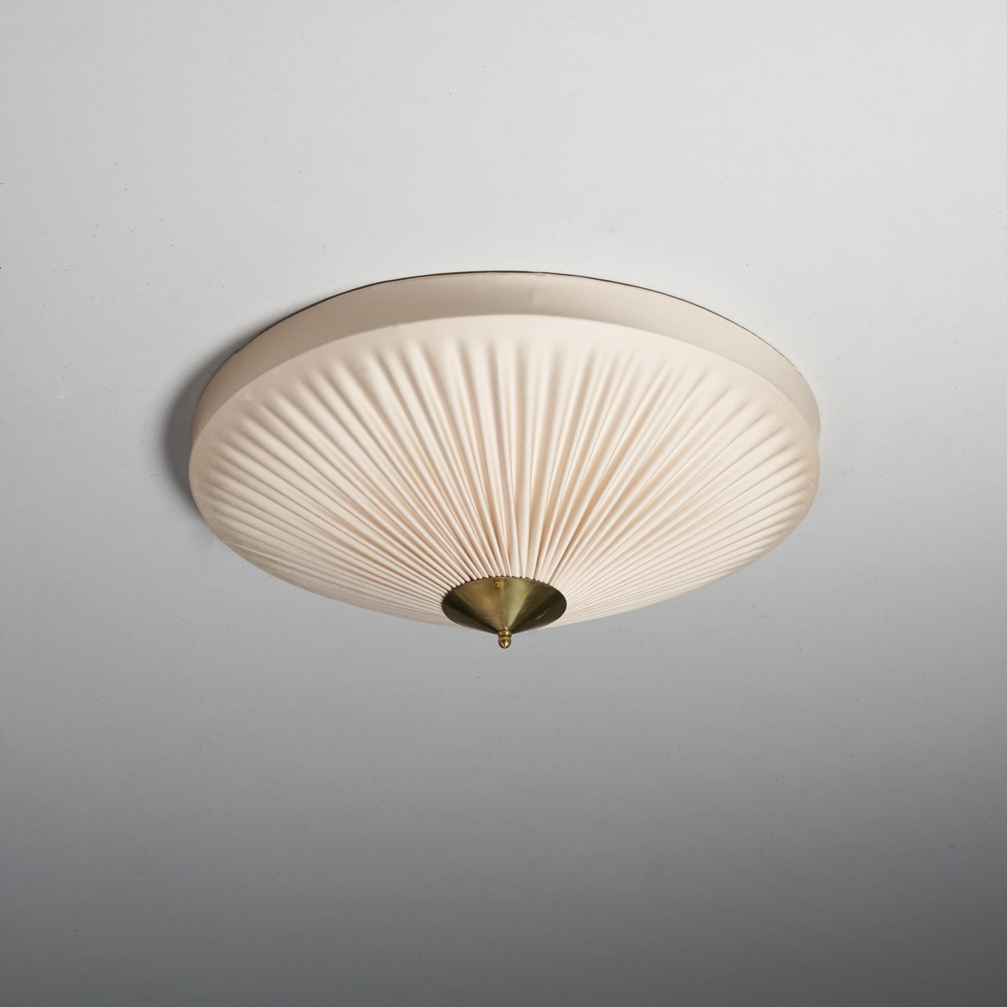 Unterputzmontage, hergestellt in Finnland, 1960er Jahre. Neu gepolstert mit hochwertigem Modell Manor -Stoff von Lauritzon. Details aus Messing. Guter Vintage-Zustand, leichte Patina im Einklang mit Alter und Gebrauch. 