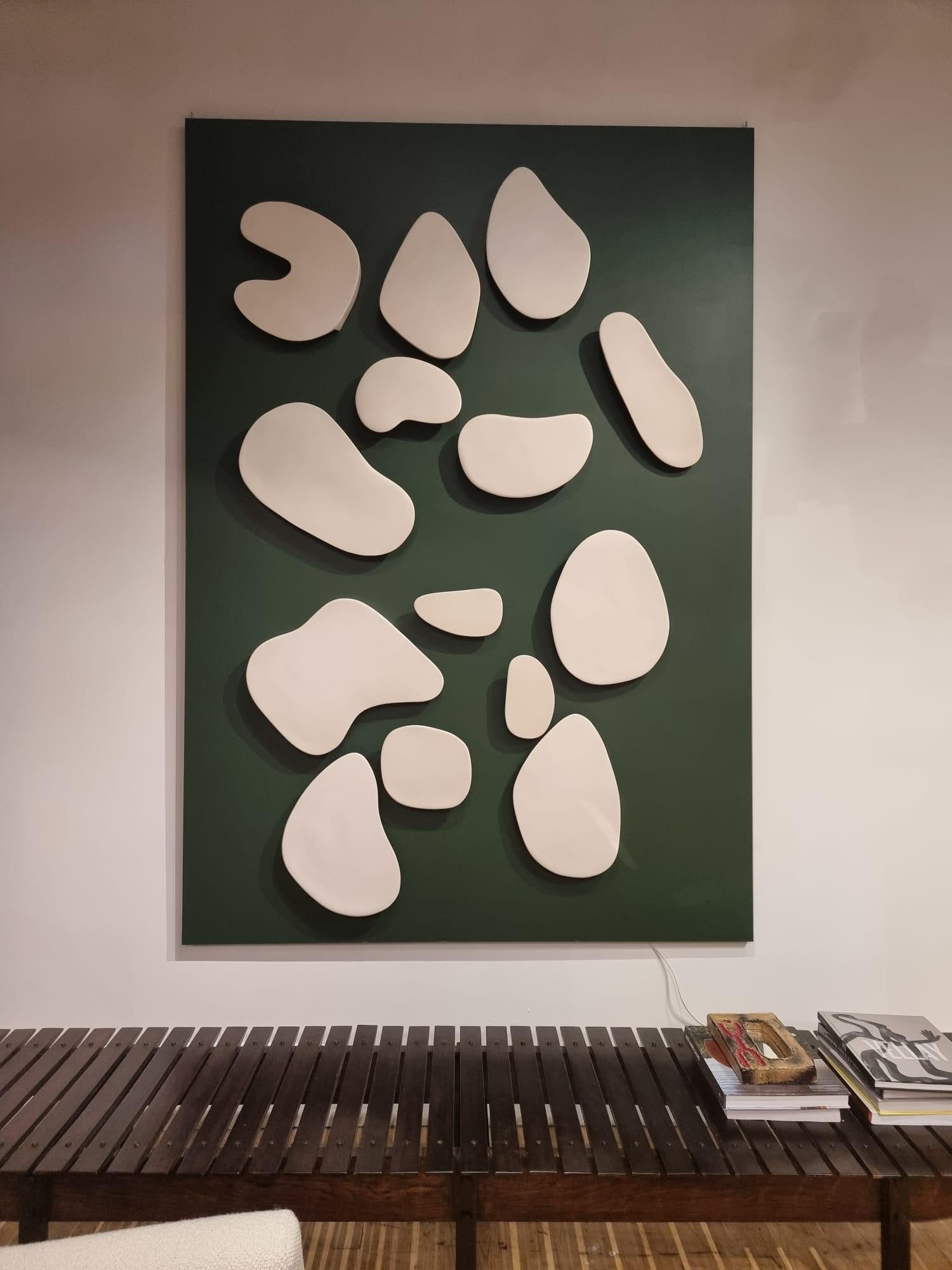 Mur de lumière d'Elsa Foulon
Dimensions : cadre vert 98,4 x 49,2 pouces
Matériaux : Céramique
Pièce unique composée de 12 éléments en céramique, dont 8 luminaires.
 Chaque proposition est une pièce unique.
Le prix dépend du nombre