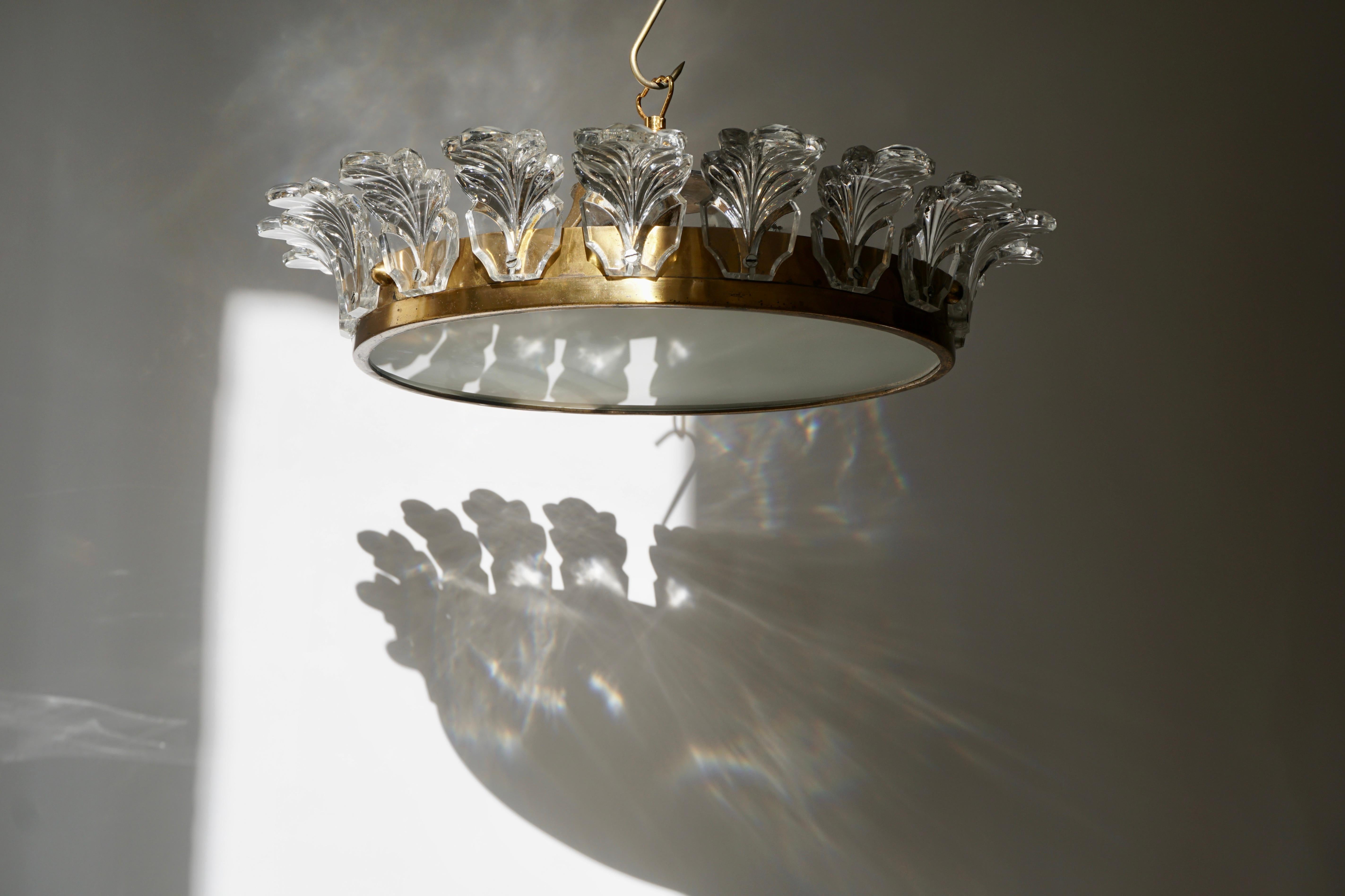 Italian opaline glass and brass flush mount light with three E27 bulbs.

Diameter 48 cm.
Height 11 cm.
Weight 4 kg.
