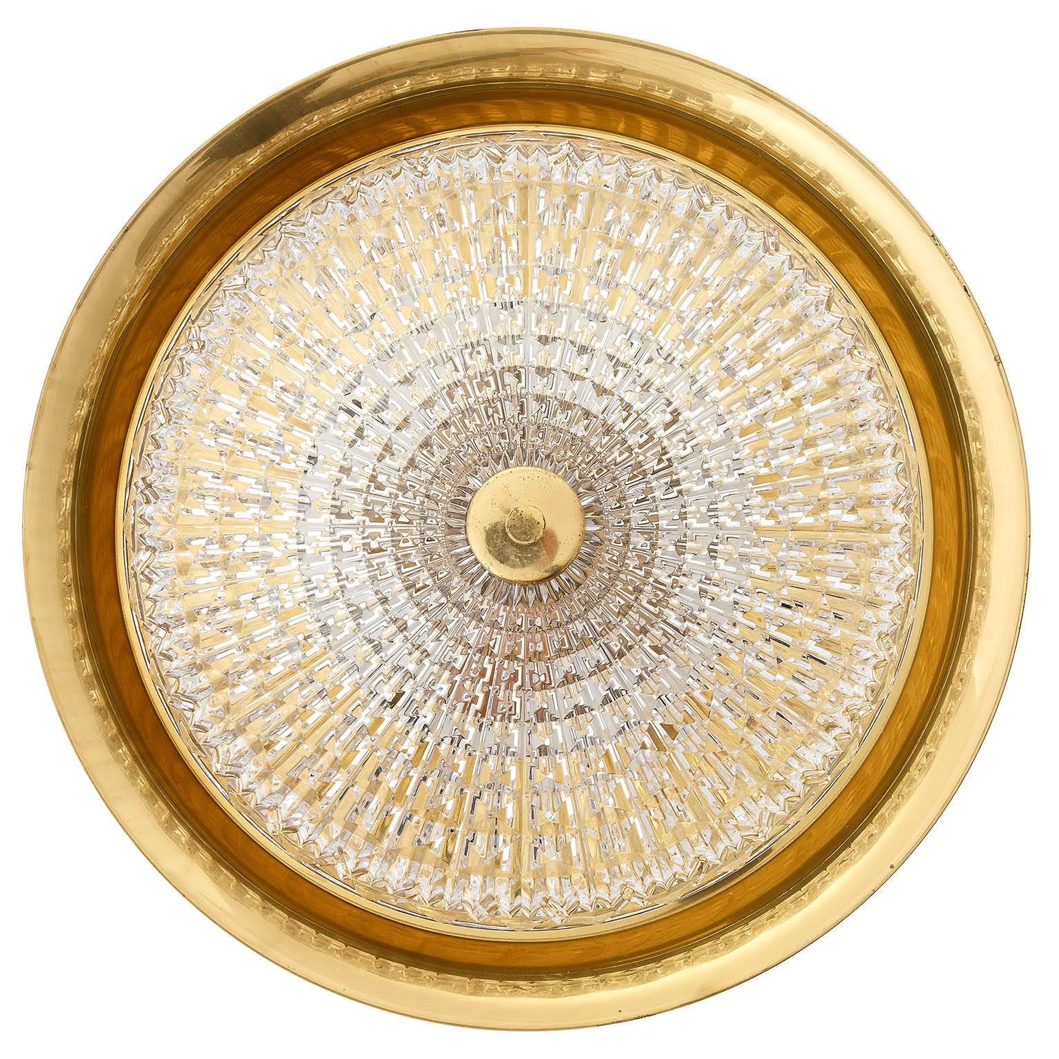 A beautiful Scandinavian Modern brass and textured glass light fixture by Carl Fagerlund for Orrefors/Lyfa, Sweden, manufactured in midcentury, circa 1960. It can be used as wall or ceiling lamp.
The light has five sockets for small screw base