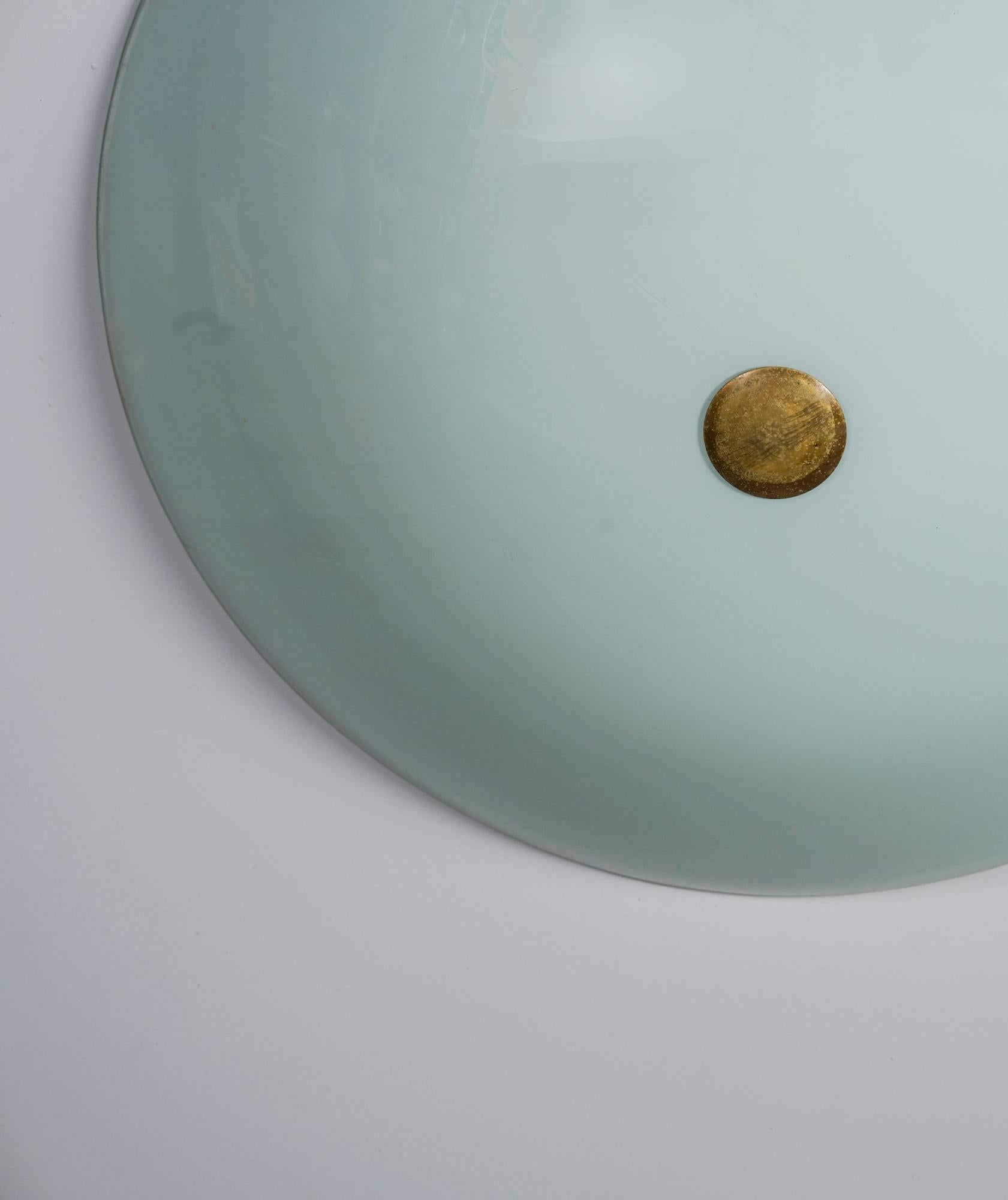 Unterputzleuchte, entworfen von Lisa Johansson-Pape, hergestellt von Orno Oy, 1950er Jahre. Gefärbtes hellblaues Glas mit Messingdetails. Guter Vintage-Zustand, leichte Patina im Einklang mit Alter und Gebrauch. Leichte Kratzer. Elegantes