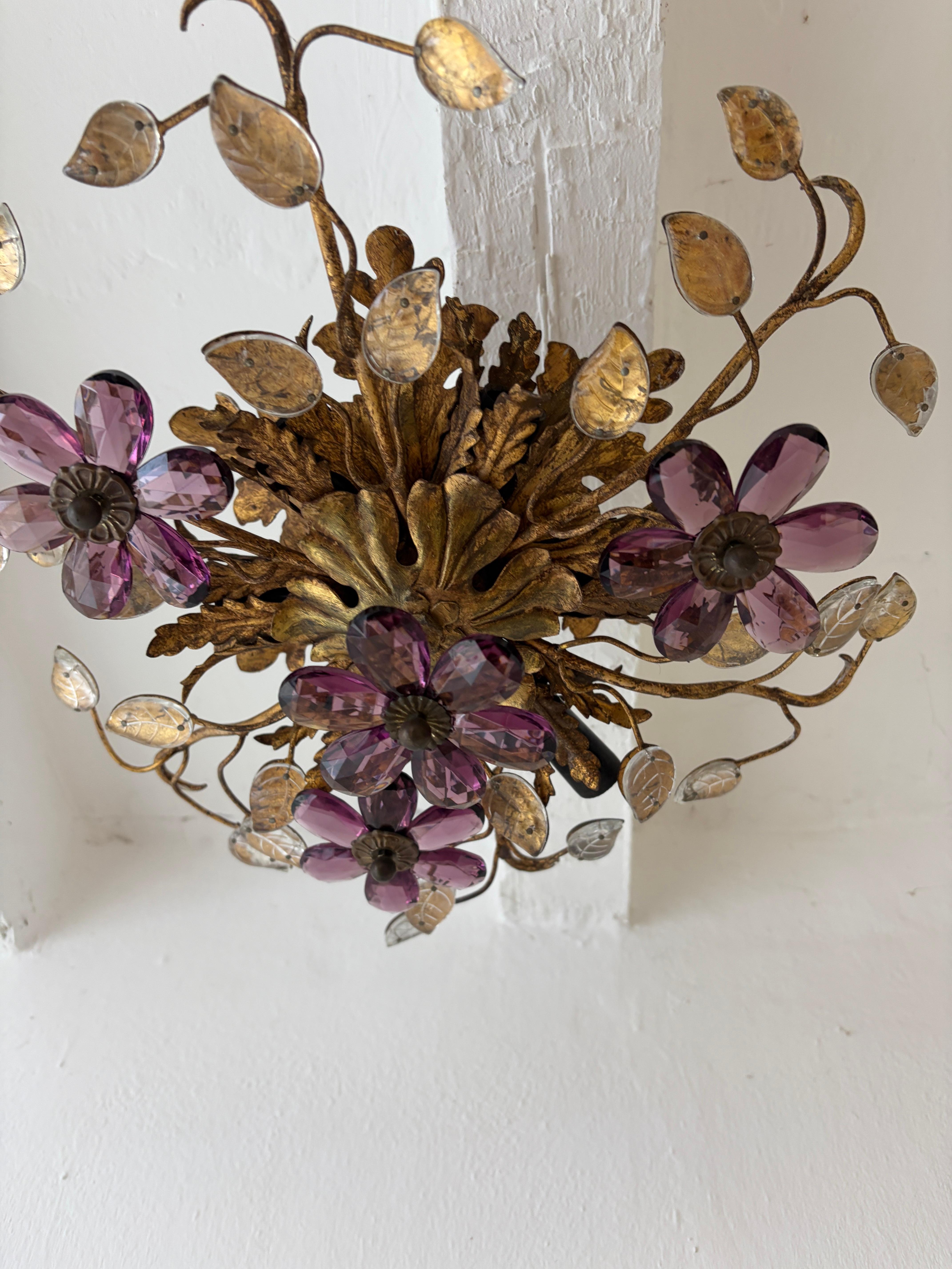 Carcasa 6 luces. Se volverá a cablear gratuitamente con enchufes certificados UL US para EE.UU. y enchufes adecuados para el resto de países, y estará listo para colgar. Tole de oro con una pátina perfecta.  Flores de prisma de cristal en amatista