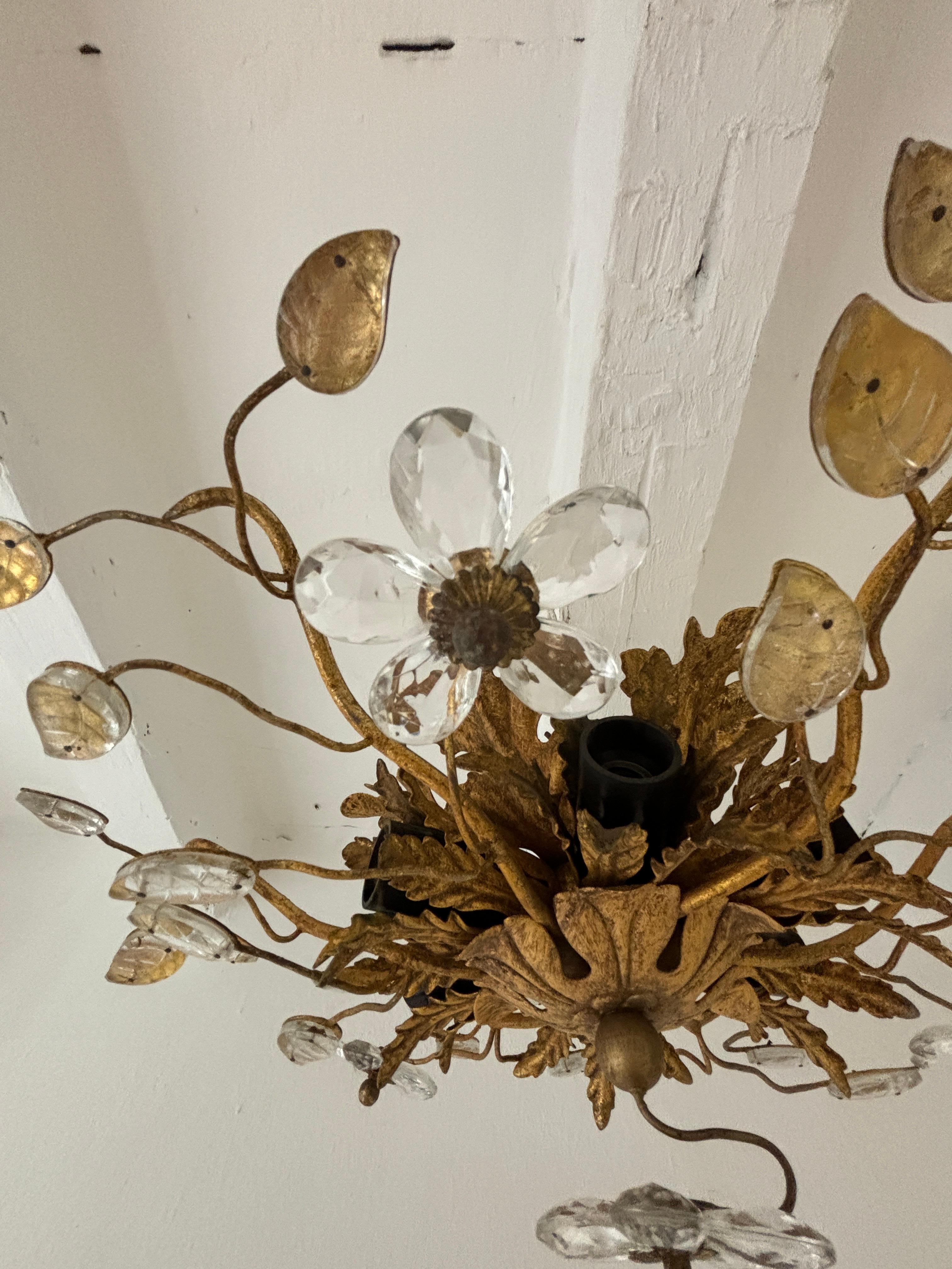 Carcasa 6 luces. Se recableará gratuitamente con enchufes certificados UL US para EE.UU. y enchufes adecuados para el resto de países, y estará listo para colgar. Tole de oro con una pátina perfecta. Flores de prisma de cristal. Firmado Bagues.