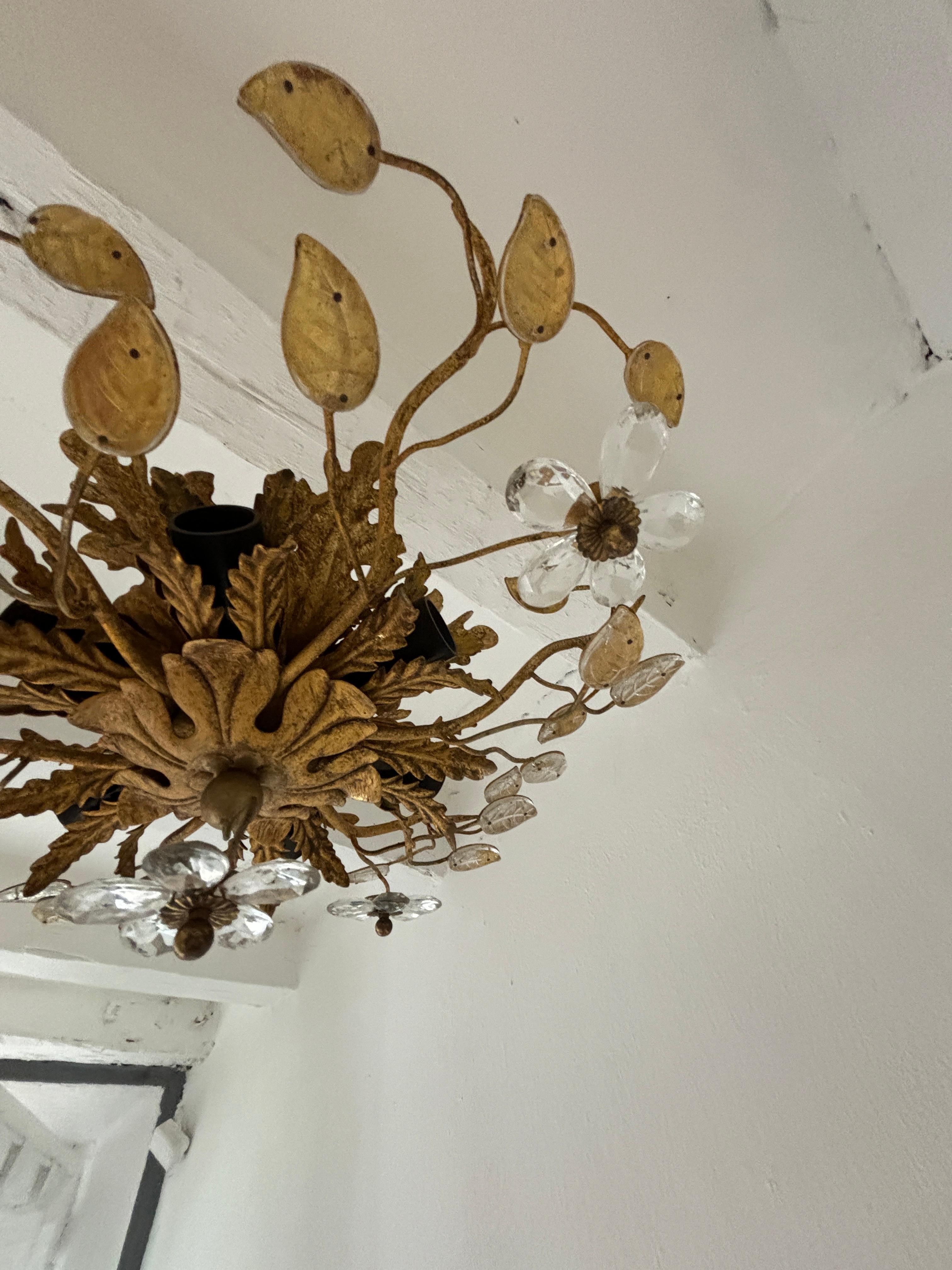 Lámpara de araña de cristal con flores y hojas Maison Baguès 6 luces C 1940 Francés en venta