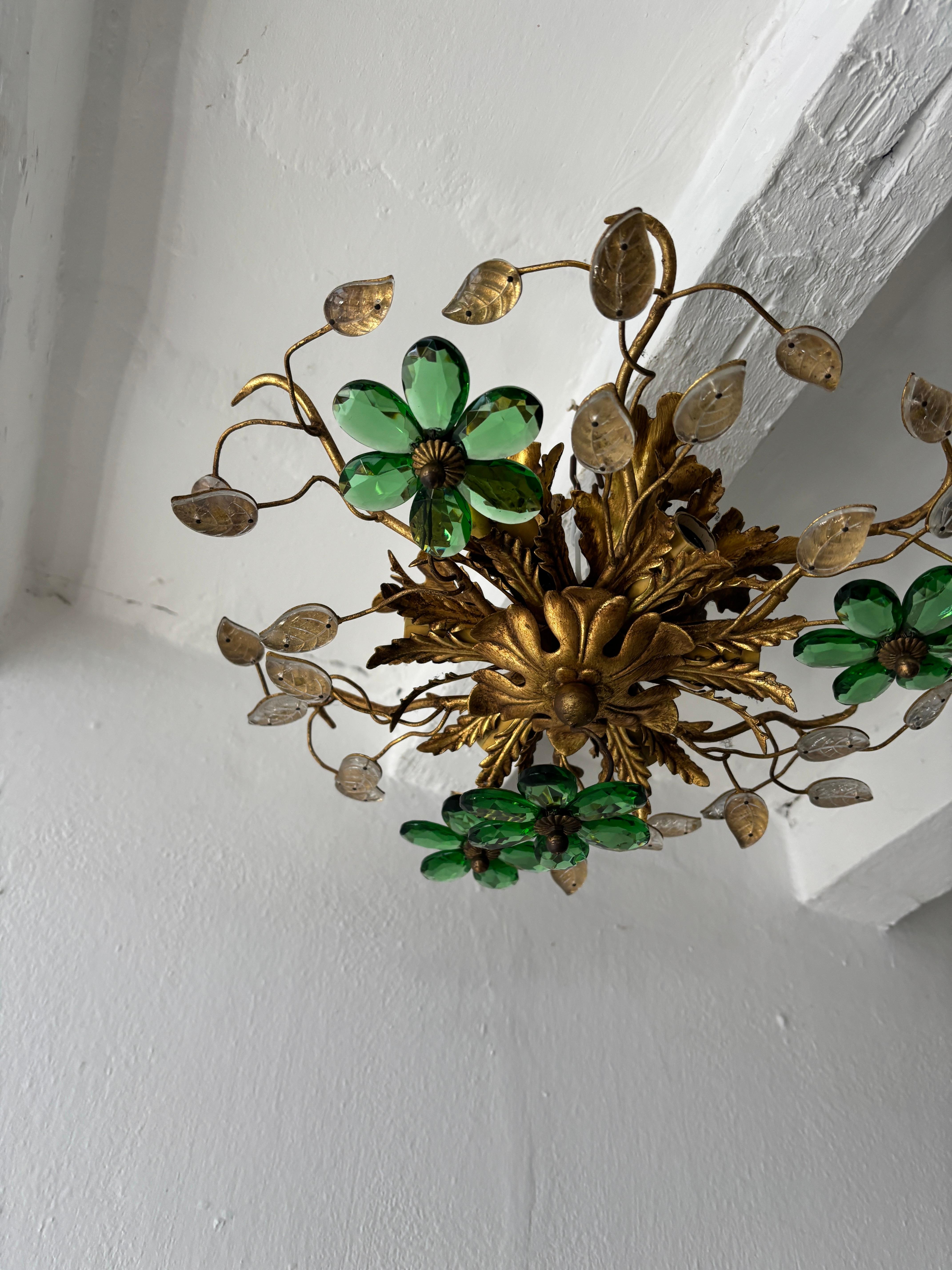 Alloggiamento per 6 luci. Verrà ricablato gratuitamente con prese certificate UL US per gli Stati Uniti e prese appropriate per tutti gli altri paesi e sarà pronto per essere appeso. Tolo d'oro con patina perfetta.  Fiori a prisma di cristallo di