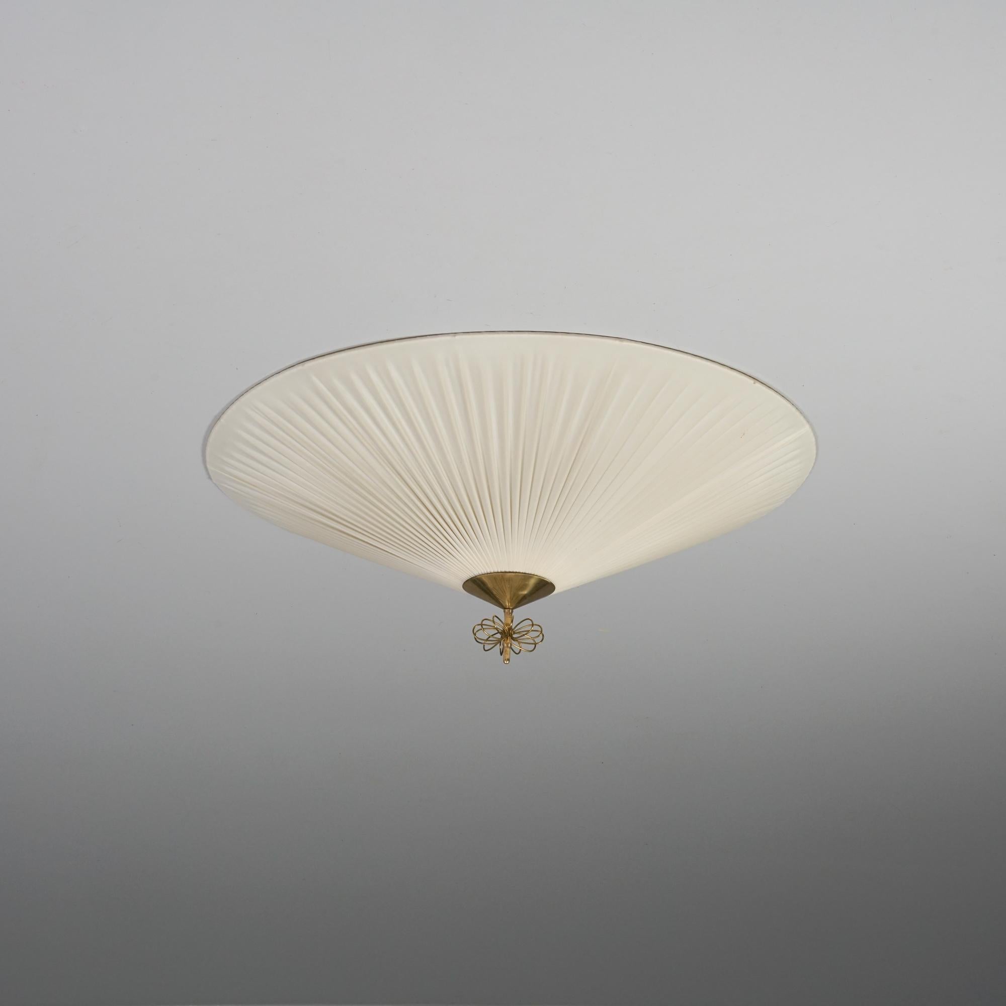 Encastré Modèle 1076/8022, conçu par Paavo Tynell, fabriqué par Idman Oy, milieu du 20e siècle. Abat-jour en plastique, détails en laiton. Marqué. Bon état vintage, patine mineure correspondant à l'âge et à l'utilisation.

 Paavo Tynell (1890-1973)