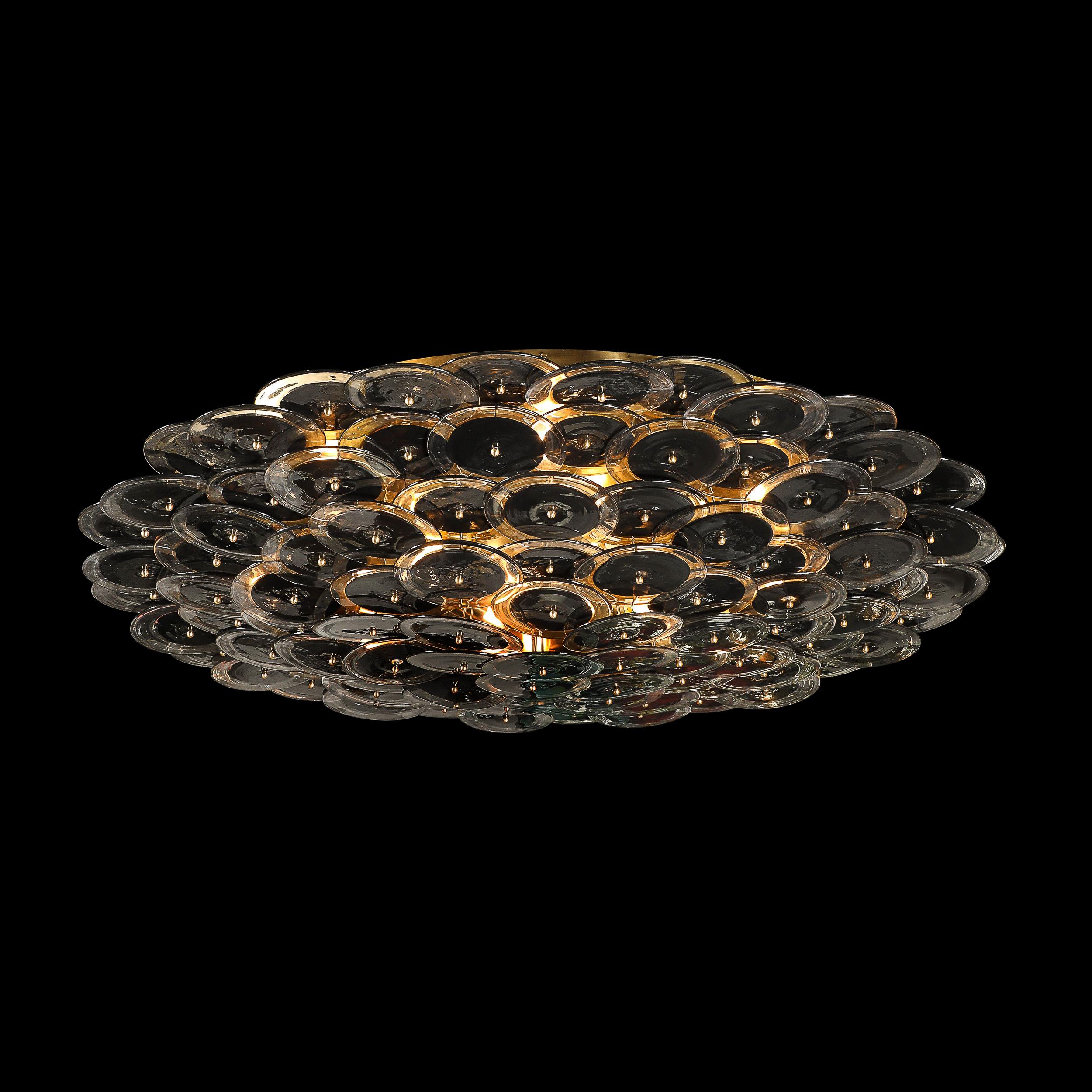 italien Lustre affleurant à disque Murano en verre noir et transparent et laiton brossé en vente