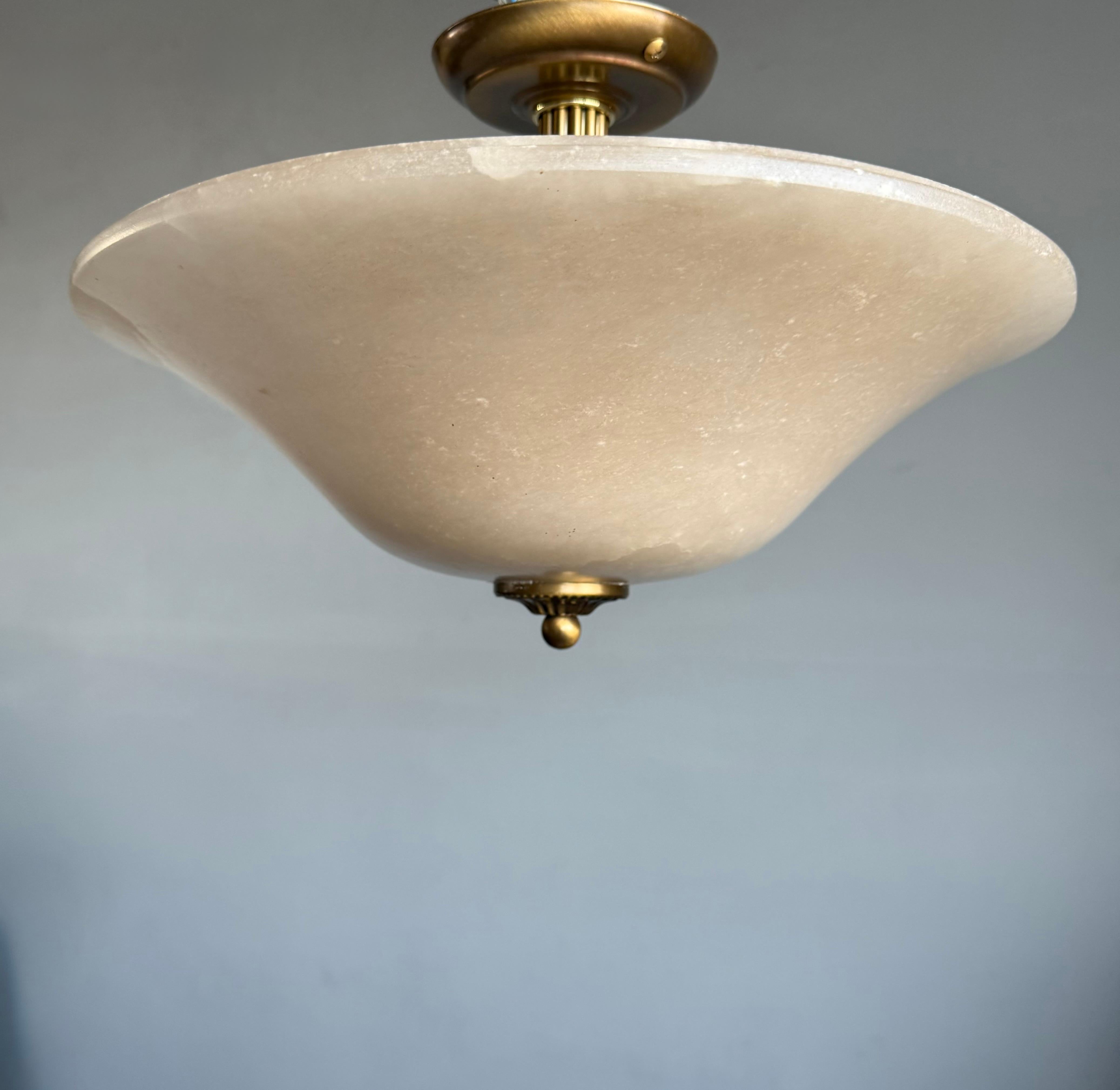 Belle monture en pierre minérale encastrée, datant de la fin du 20e siècle en Europe.

Ce luminaire de petite taille et merveilleusement élégant est accompagné d'un superbe abat-jour en albâtre sculpté et superbement poli. La couleur de cette