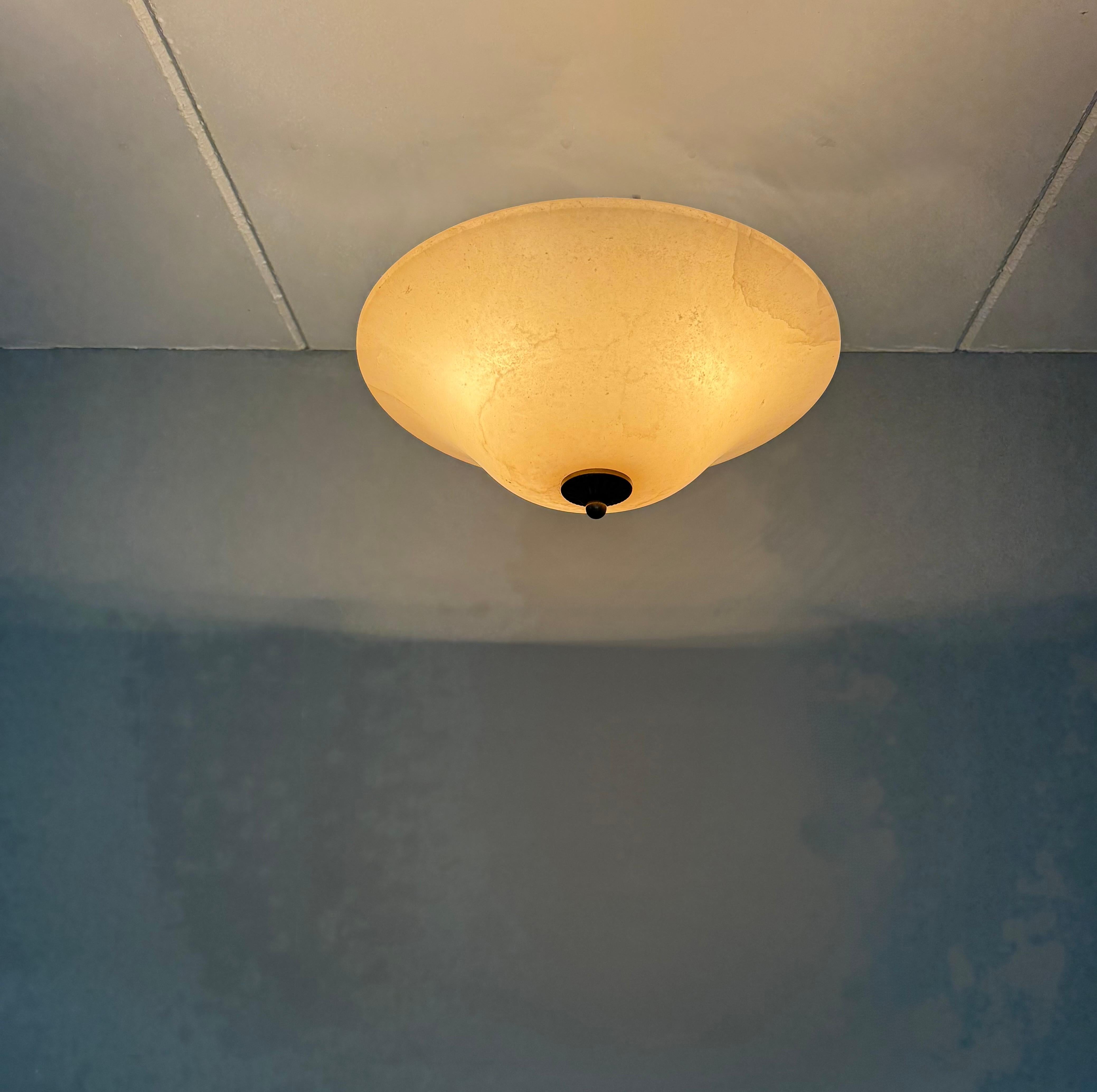 20ième siècle Encastré / Suspension avec abat-jour en albâtre, tons crème chauds, années 1990 en vente