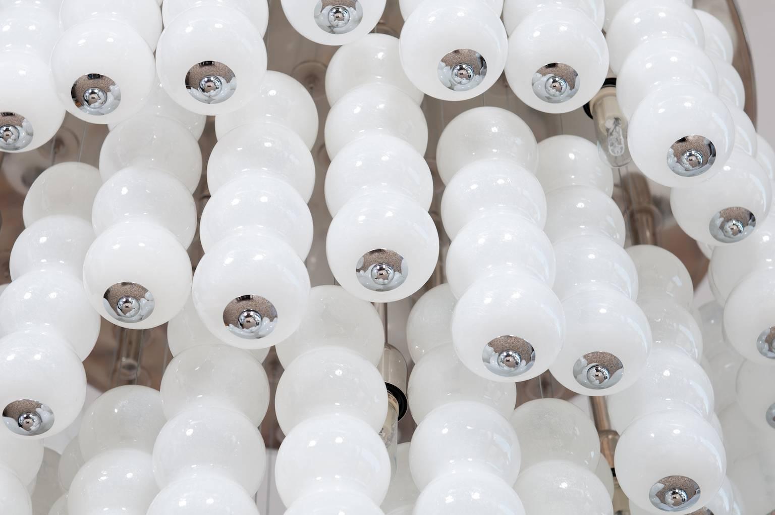 Lámpara de Suspensión Esferas Blancas de Vidrio Soplado de Murano Mazzega 1990 Italia Hecho a mano en venta