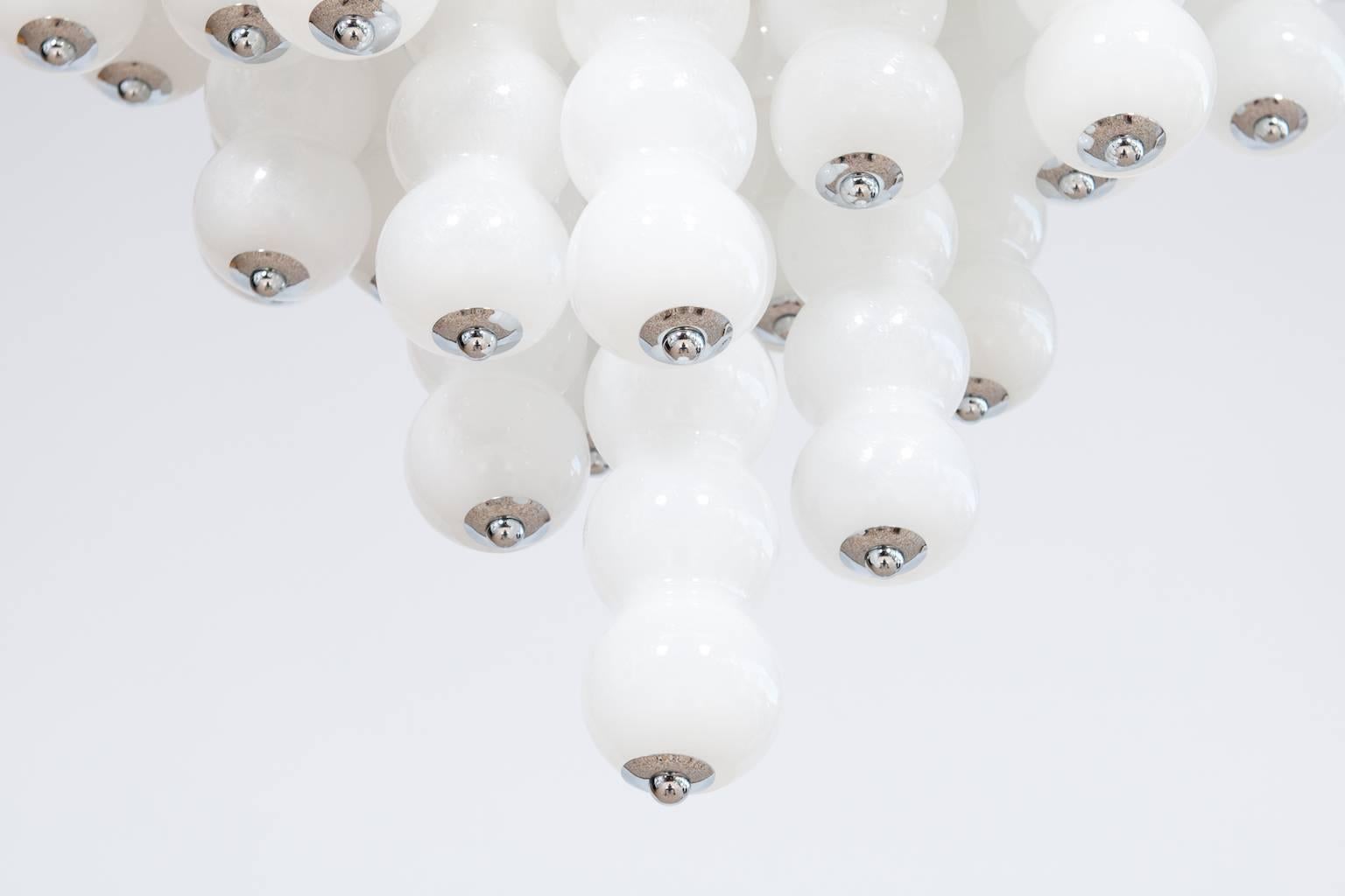 Hängeleuchte Einbaubeleuchtung Weiße Kugeln aus mundgeblasenem Muranoglas Mazzega 1990 Italien im Zustand „Hervorragend“ im Angebot in Villaverla, IT