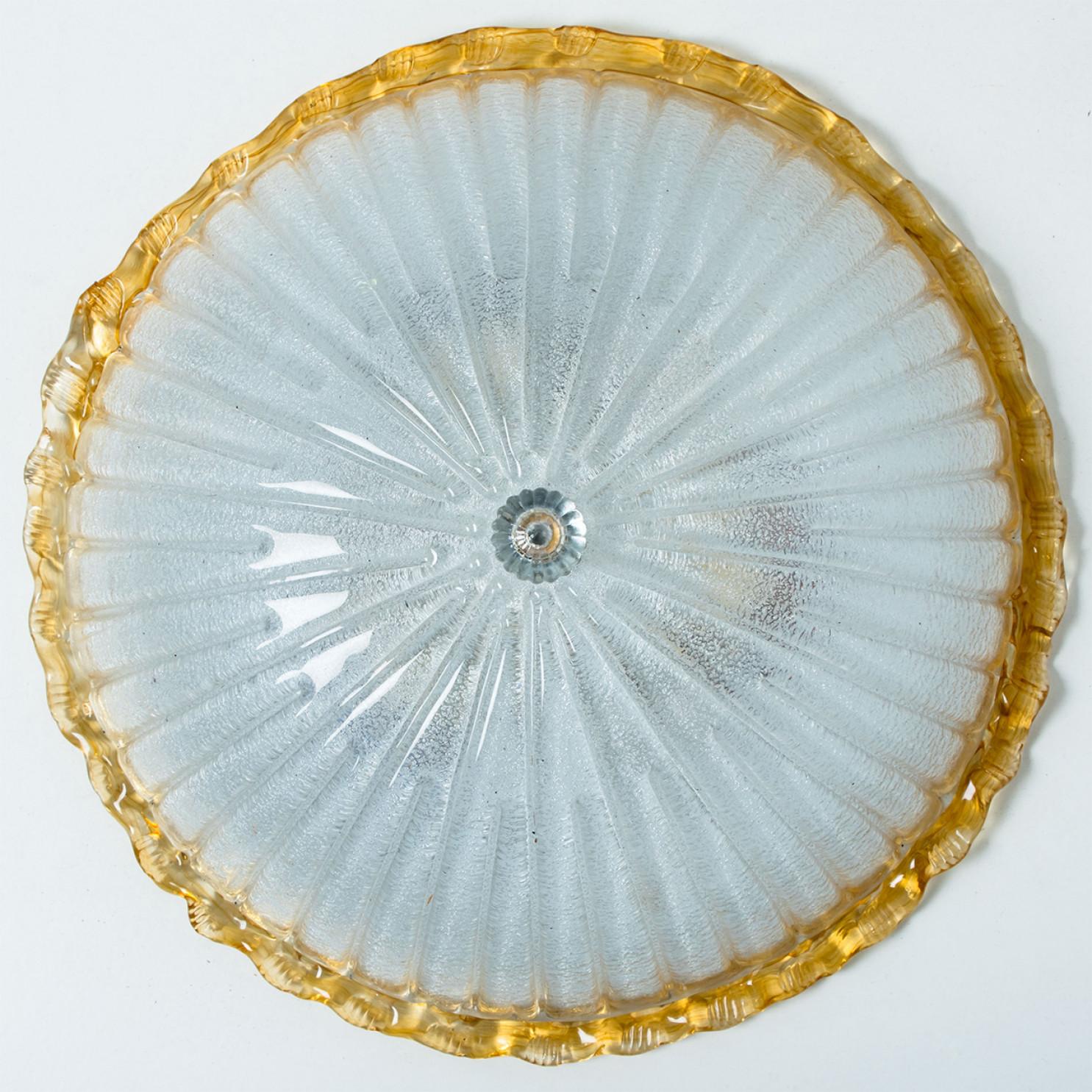 Eine elegante, mundgeblasene Unterputzleuchte aus Murano-Glas von Barovier & Toso. Auf einen weißen Rahmen montiert. Mit ockerfarbenem und klarem Glas. Das strukturierte Glas bricht das Licht wunderschön.

Die flächenbündige Leuchte erfüllt den Raum