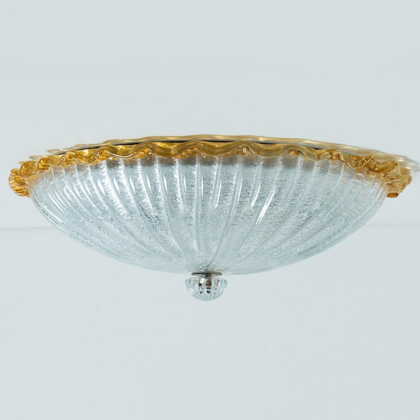 Un elegante incasso in vetro di Murano soffiato a mano di Barovier & Toso. Con vetro color ocra e trasparente. Il vetro strutturato rifrange la luce in modo meraviglioso.

L'incasso riempie la stanza di una luce morbida, calda e accogliente.

Pulito