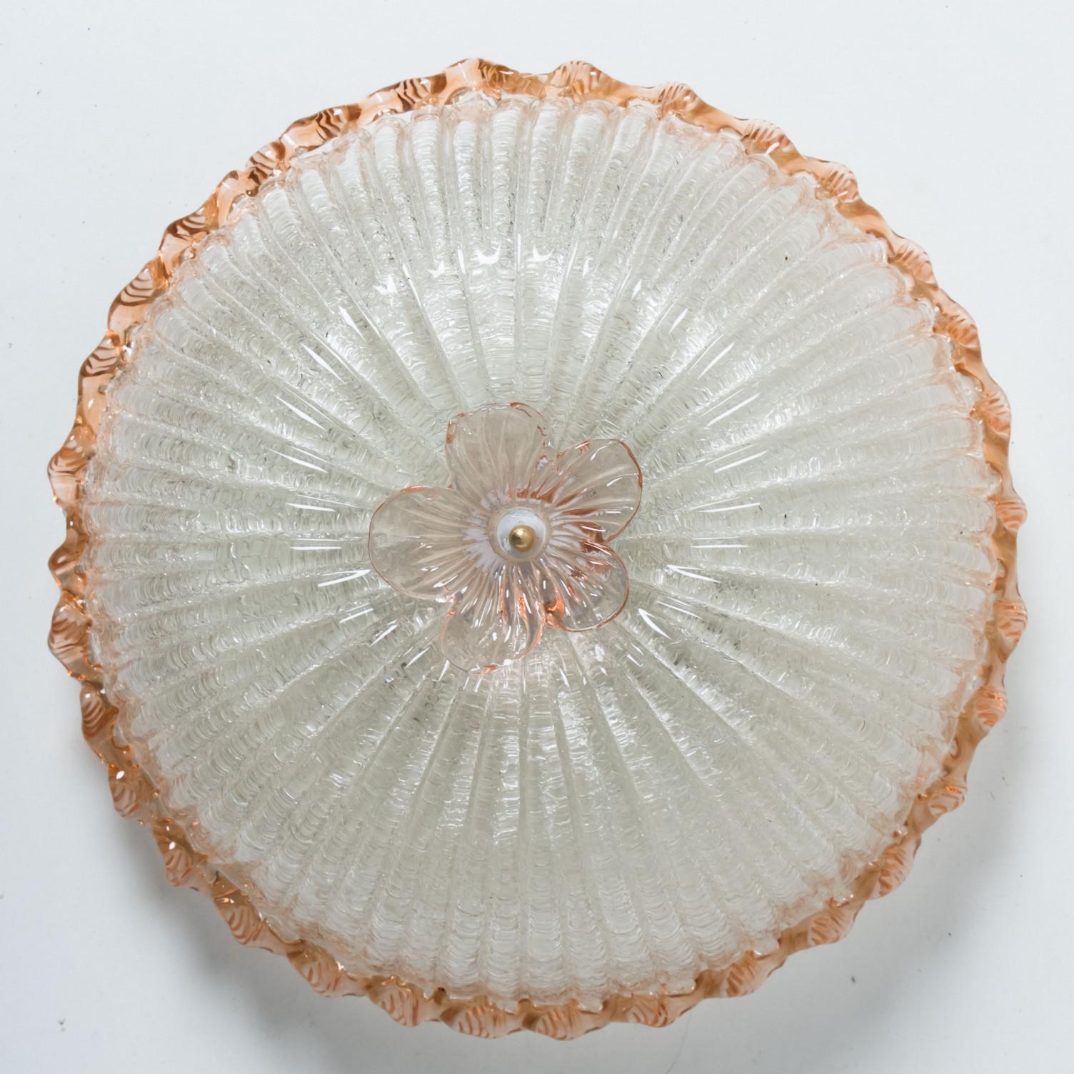 Eine elegante, mundgeblasene Unterputzleuchte aus Murano-Glas von Barovier & Toso. Auf einen weißen Rahmen montiert. Mit rosa und klar gefärbtem Glas. Das strukturierte Glas bricht das Licht wunderschön. Die flächenbündige Leuchte erfüllt den Raum