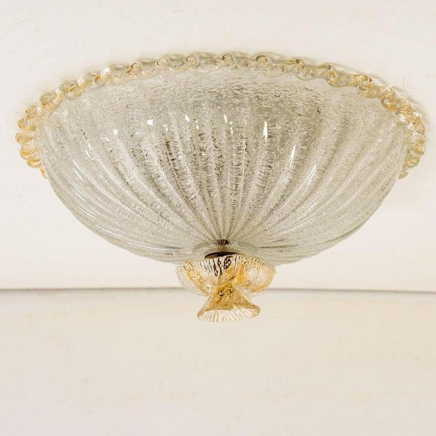 Une élégante boîte d'encastrement en verre de Murano soufflé à la main dans le style de Barovier&Toso. Monté sur un cadre blanc. Avec des verres ambrés clairs et transparents. Le verre texturé réfracte magnifiquement la lumière. Le montage
