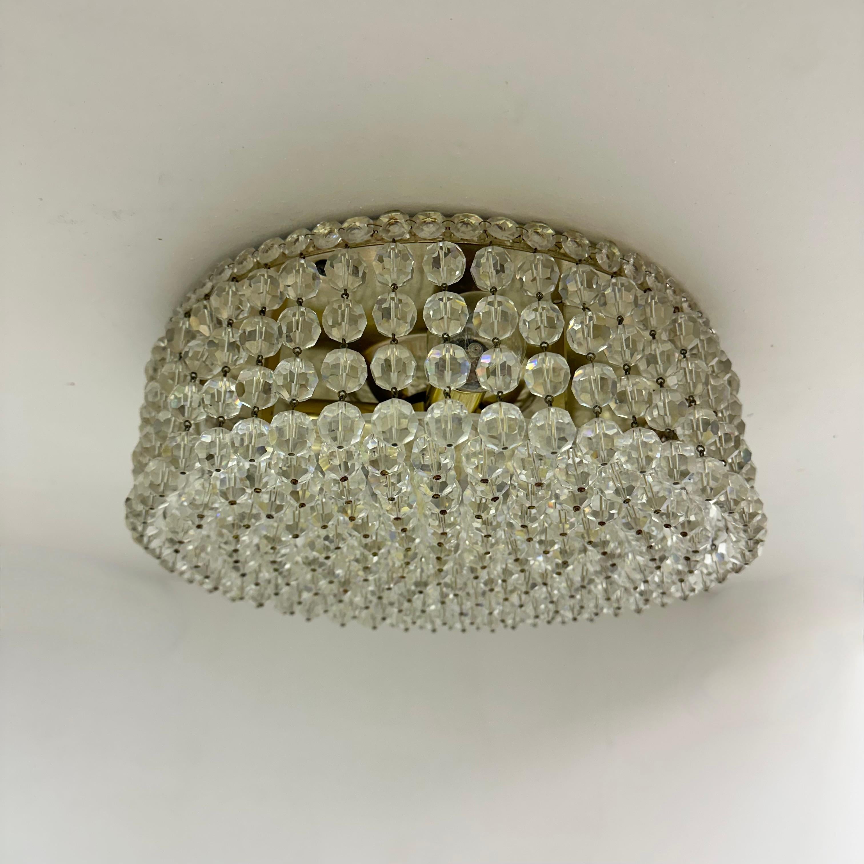 Montaje empotrado con cristales Swarovski , años 70

Dimensiones: 32 cm de diámetro , 11 cm de altura
Estado: Bueno
Periodo: 1970s
Material: Cristal , lucita , metal