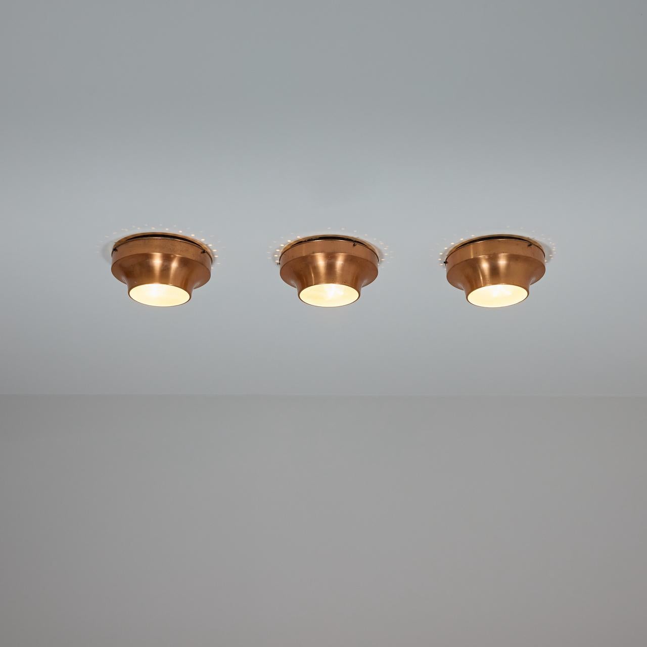 Boîtier en cuivre associé à un diffuseur en verre à fond hachuré. Chaque lampe est équipée d'une double douille E14, adaptée aux États-Unis. Nous recommandons une ampoule de 25 à 60 watts maximum ou un équivalent LED. Vendu à l'unité. 

Provenance :