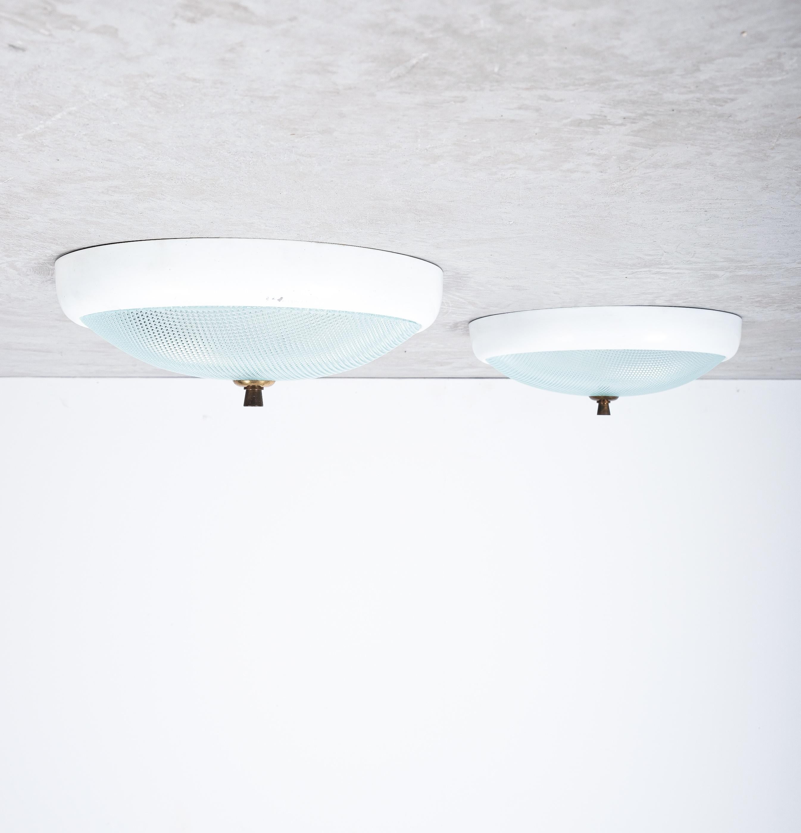 Lampes de plafond (2) paire de montures affleurantes, Italie, circa 1950. 

Deux pièces d'éclairage en aluminium peint en blanc avec des accents en laiton et des bols en verre texturé en état original ; bon état avec des signes d'usure, pas de