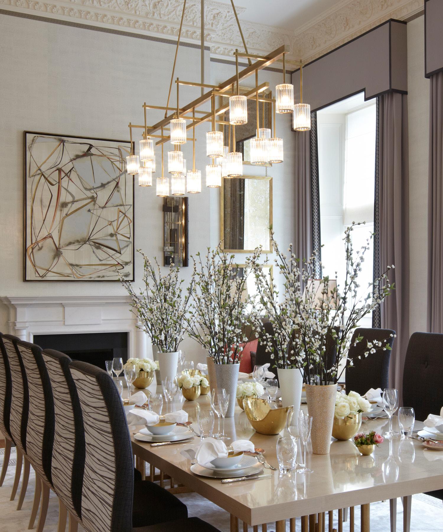Lampadario Flute Beam con 13 bracci in ottone spazzolato e diffusori in vetro fumè in vendita 5