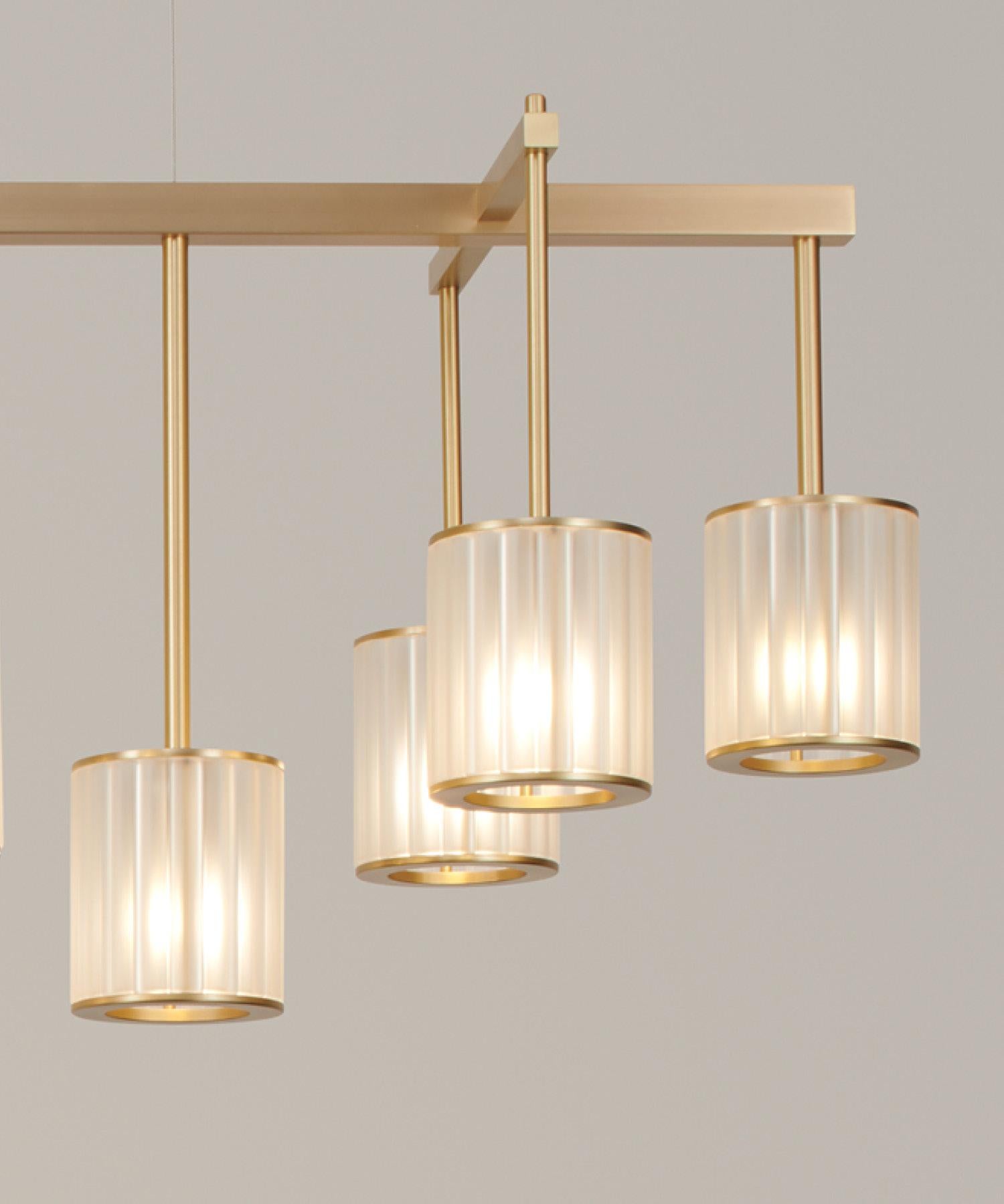 XXI secolo e contemporaneo Lampadario Flute Beam con 13 bracci in ottone spazzolato e diffusori in vetro fumè in vendita