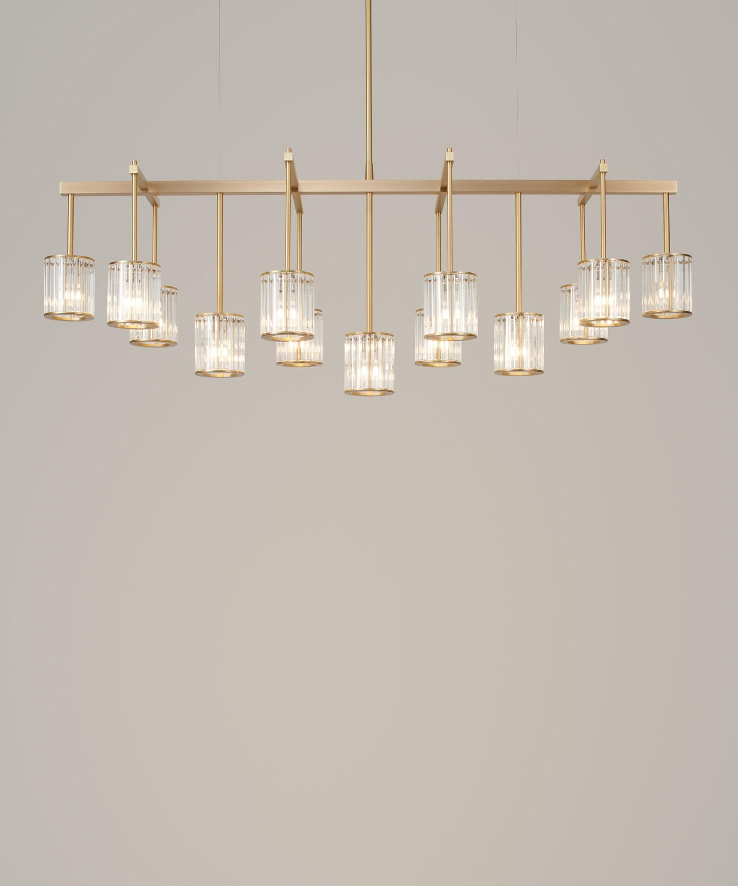 Lampadario Flute Beam con 13 bracci in ottone spazzolato e diffusori in vetro fumè in vendita 1