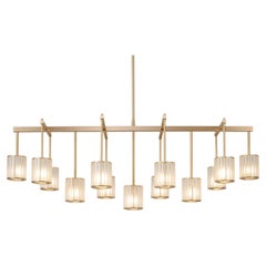 Lampadario Flute Beam con 13 bracci in ottone spazzolato e diffusori in vetro satinato