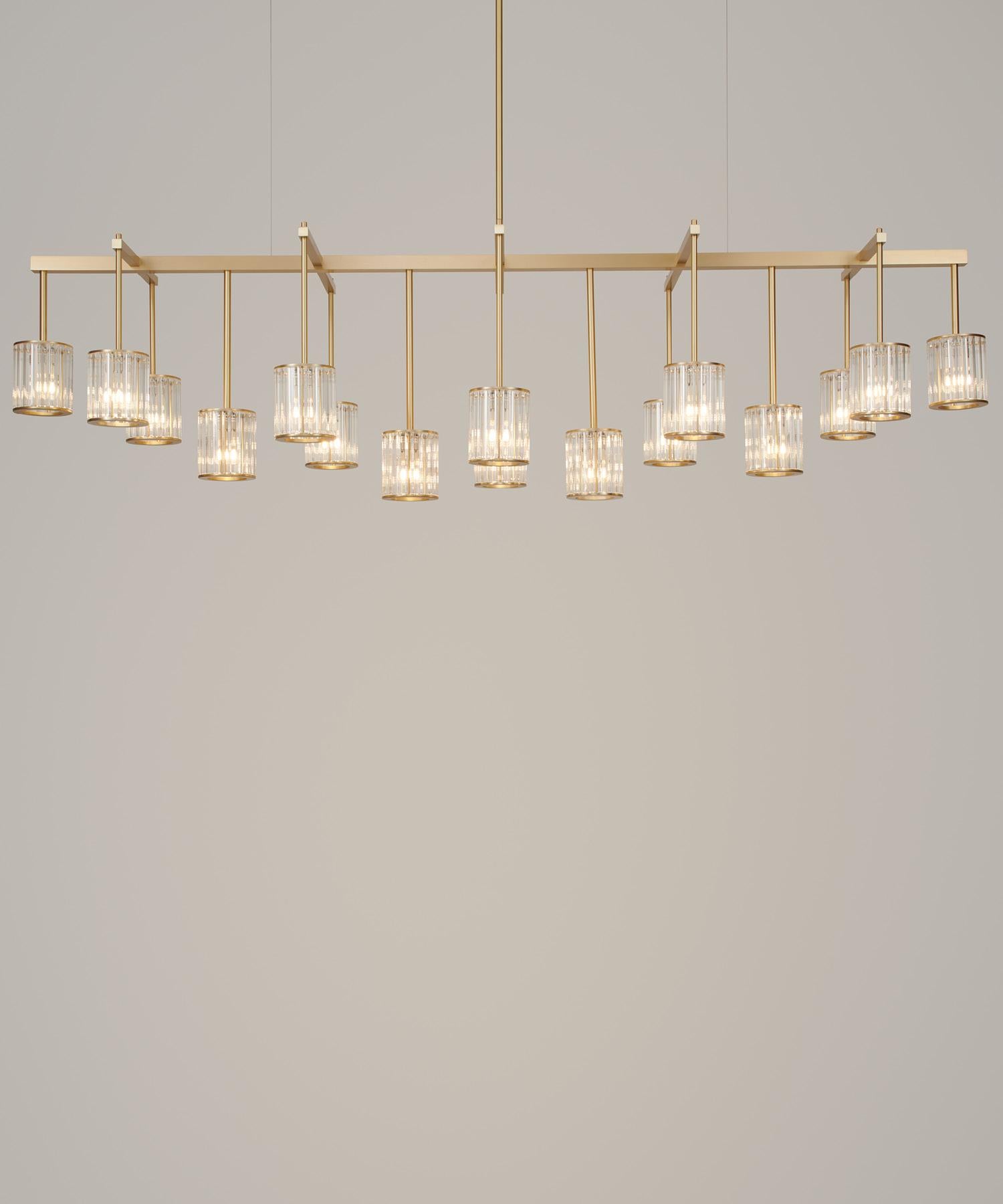 Il lampadario Flute Beam, il più grande della famiglia, è disponibile in due dimensioni standard e si adatta perfettamente alle zone pranzo e ai soggiorni formali. La scelta di una ricca finitura in ottone spazzolato o di colori RAL verniciati a