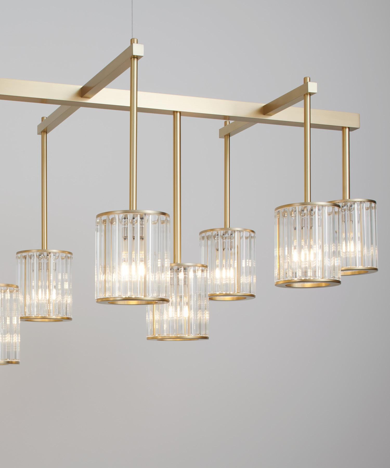 Spazzolato Lampadario Flute Beam con 16 bracci in ottone spazzolato e diffusori in vetro trasparente in vendita