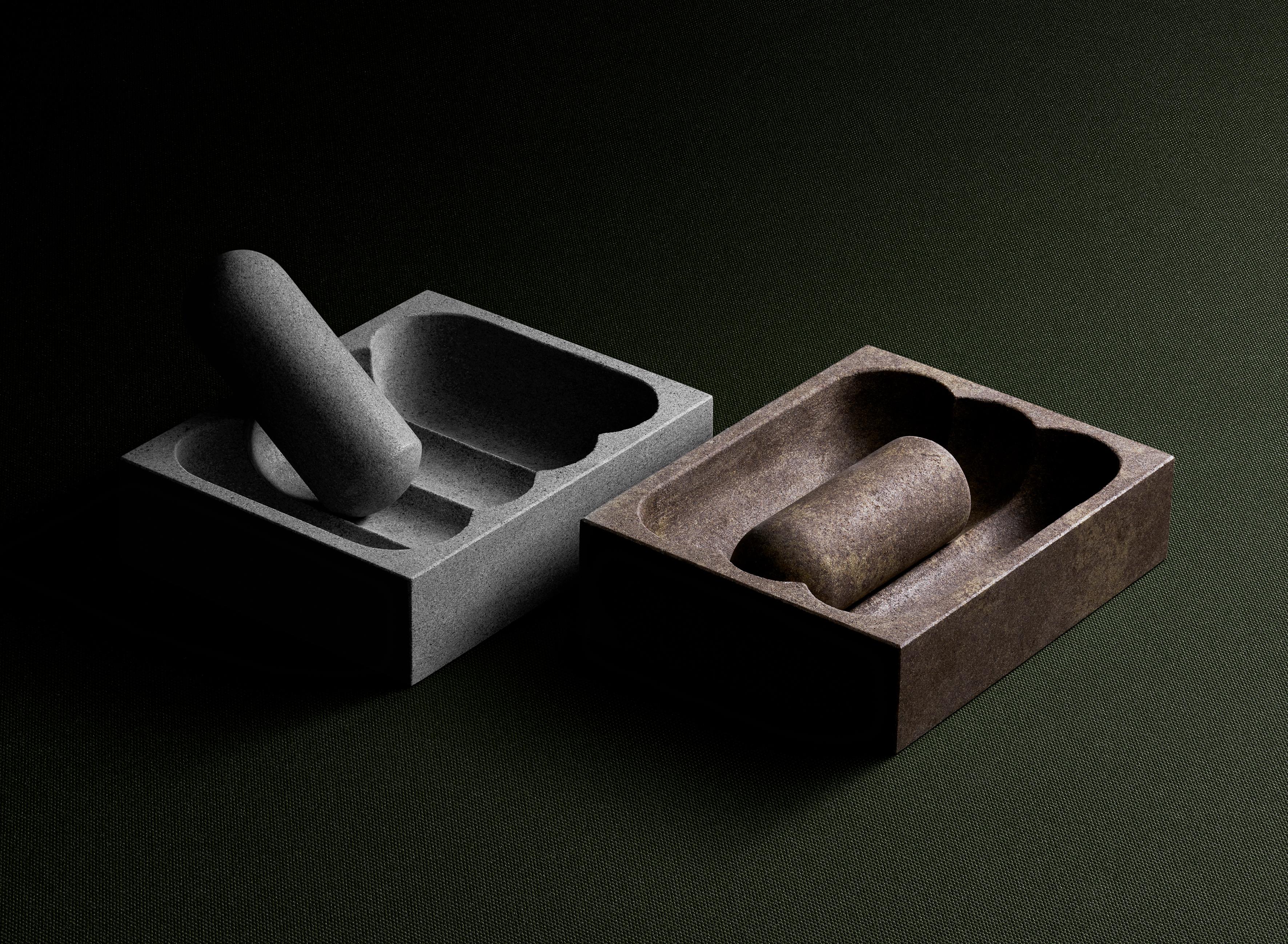 The Flute mortar and pestle set is manufactured by a north Italian stone specialist from Italian sandstone Rosso Etrusco and Pietra Serena. It can be used to crush pepper and other spices or simply as a salt tray.
It comes with three lengthwise