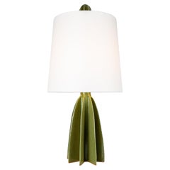 Lampe de bureau Flute à abat-jour étroit, finition verte, céramique fabriquée par Kalin Asenov