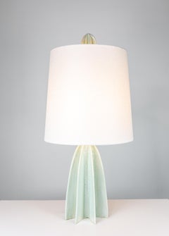 Lampada da tavolo in ceramica a paralume stretto Flute, smalto bianco tonalità blu, di Kalin Asenov